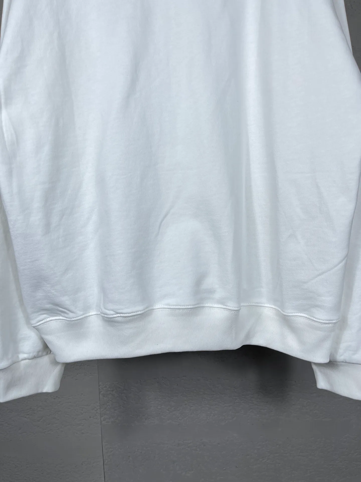 🅿️296 Actual pictures [Top version. Official website quality] BALENCI*GA/Paris. Classic model, #COLA EMBODIMENT HOODED LONG SLEEVE Sweatshirt# The fabric is made of Paris ZP custom-woven and dyed cotton terry sweatshirt, with a weight of 450 grams. The cloth surface is clean. The cloth pattern is clear, soft and comfortable. The threads are dyed with no color difference. The classic letter LOGO pattern is embroidered with an imported Tajima embroidery machine. The letters are clear and have a strong three-dimensional effect. Restored brick cabinets. Welcome to compare. The version adopts OS loose shoulder version. Same style for men and women. Code: BL238035 Color: black, white, cement white, dark gray Size: XS S M L