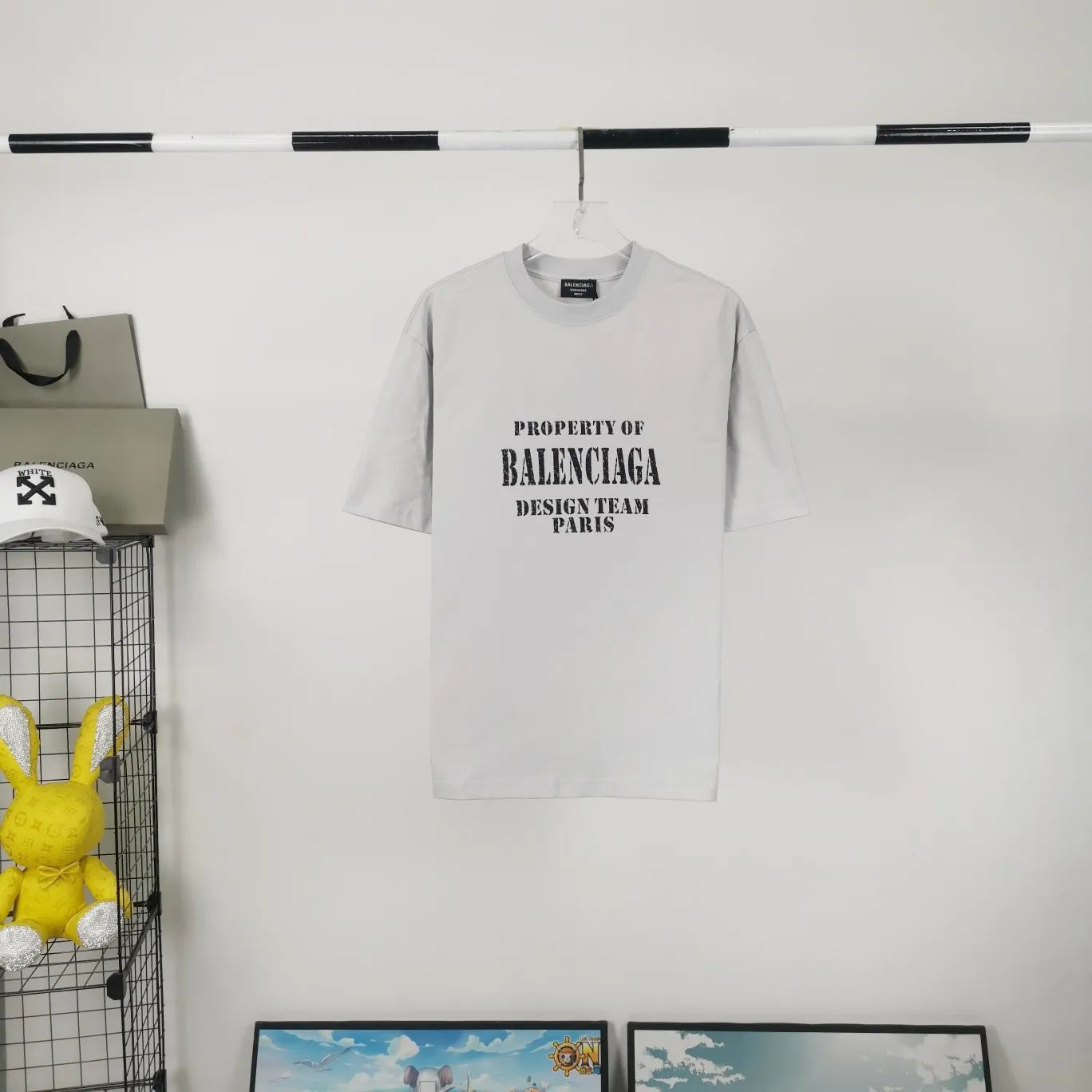 [New] The top tried and tested version of BALENCIAGA's new design team prints the same style short-sleeved T-shirts for men and women, couples and celebrities. It uses high-coverage screen water slurry technology, and is printed after washing. Ready-made garments are washed, fried snowflakes and sanded. The scrap rate is very high. Full of craftsmanship. 32S 280g double-ply double yarn pure cotton fabric. Ready-made garments are shaped and washed! Full of drape. Accessories: Butter paper with logo, three-label synchronous official website Size: XS-L Color: High-grade gray P:280