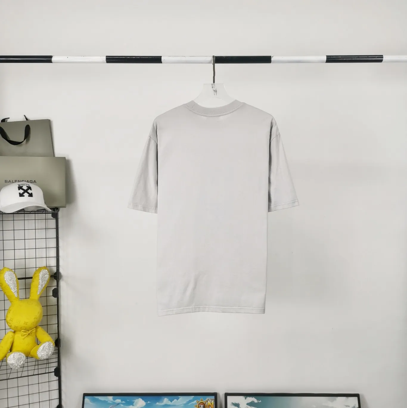 [New] The top tried and tested version of BALENCIAGA's new design team prints the same style short-sleeved T-shirts for men and women, couples and celebrities. It uses high-coverage screen water slurry technology, and is printed after washing. Ready-made garments are washed, fried snowflakes and sanded. The scrap rate is very high. Full of craftsmanship. 32S 280g double-ply double yarn pure cotton fabric. Ready-made garments are shaped and washed! Full of drape. Accessories: Butter paper with logo, three-label synchronous official website Size: XS-L Color: High-grade gray P:280