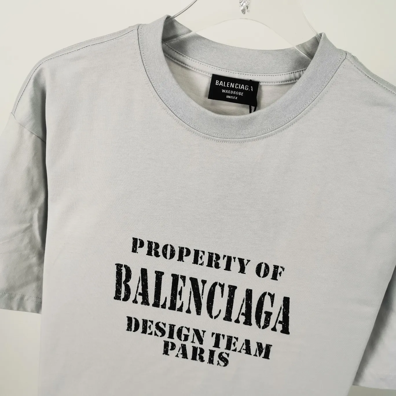 [New] The top tried and tested version of BALENCIAGA's new design team prints the same style short-sleeved T-shirts for men and women, couples and celebrities. It uses high-coverage screen water slurry technology, and is printed after washing. Ready-made garments are washed, fried snowflakes and sanded. The scrap rate is very high. Full of craftsmanship. 32S 280g double-ply double yarn pure cotton fabric. Ready-made garments are shaped and washed! Full of drape. Accessories: Butter paper with logo, three-label synchronous official website Size: XS-L Color: High-grade gray P:280