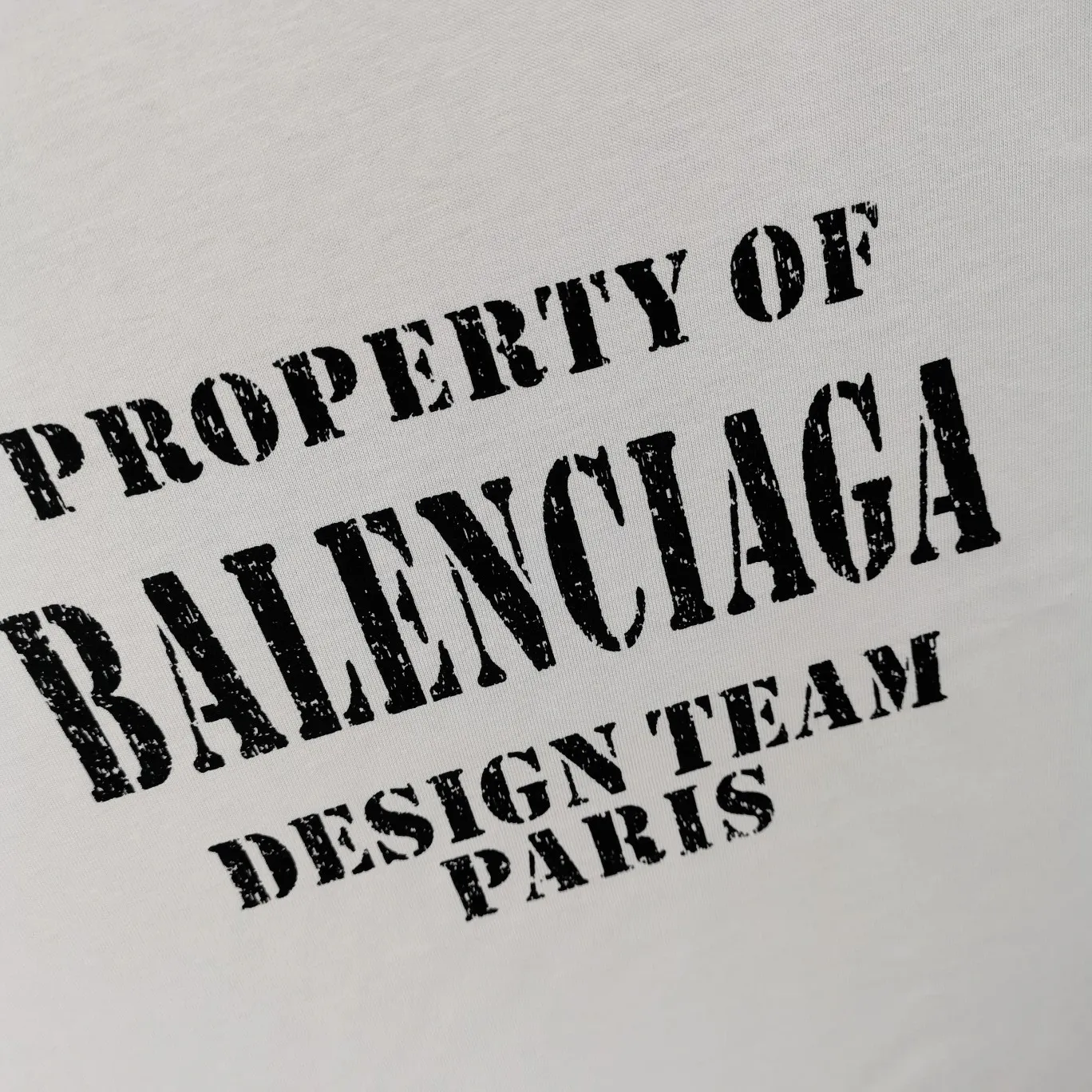 [New] The top tried and tested version of BALENCIAGA's new design team prints the same style short-sleeved T-shirts for men and women, couples and celebrities. It uses high-coverage screen water slurry technology, and is printed after washing. Ready-made garments are washed, fried snowflakes and sanded. The scrap rate is very high. Full of craftsmanship. 32S 280g double-ply double yarn pure cotton fabric. Ready-made garments are shaped and washed! Full of drape. Accessories: Butter paper with logo, three-label synchronous official website Size: XS-L Color: High-grade gray P:280
