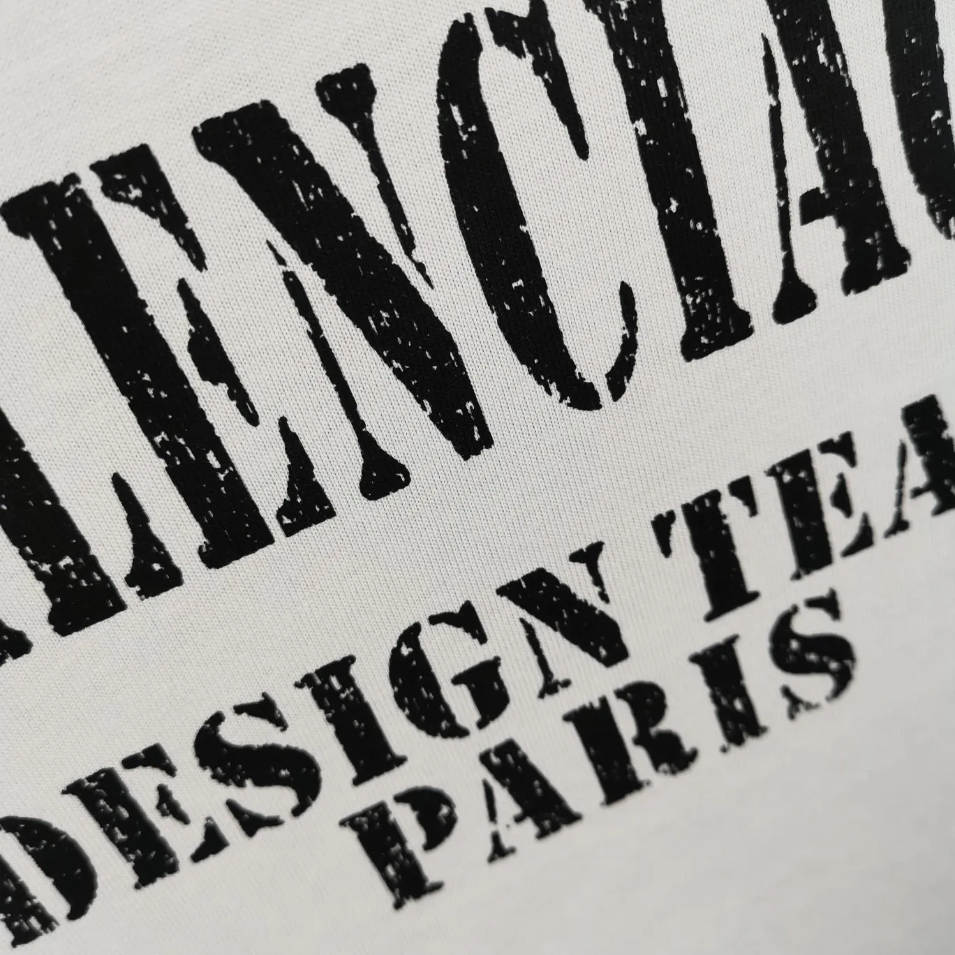 [New] The top tried and tested version of BALENCIAGA's new design team prints the same style short-sleeved T-shirts for men and women, couples and celebrities. It uses high-coverage screen water slurry technology, and is printed after washing. Ready-made garments are washed, fried snowflakes and sanded. The scrap rate is very high. Full of craftsmanship. 32S 280g double-ply double yarn pure cotton fabric. Ready-made garments are shaped and washed! Full of drape. Accessories: Butter paper with logo, three-label synchronous official website Size: XS-L Color: High-grade gray P:280