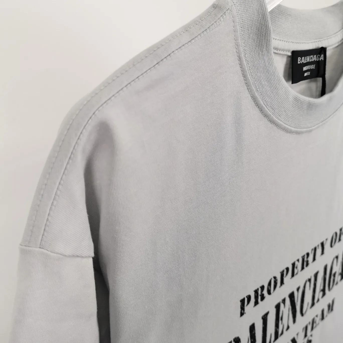 [New] The top tried and tested version of BALENCIAGA's new design team prints the same style short-sleeved T-shirts for men and women, couples and celebrities. It uses high-coverage screen water slurry technology, and is printed after washing. Ready-made garments are washed, fried snowflakes and sanded. The scrap rate is very high. Full of craftsmanship. 32S 280g double-ply double yarn pure cotton fabric. Ready-made garments are shaped and washed! Full of drape. Accessories: Butter paper with logo, three-label synchronous official website Size: XS-L Color: High-grade gray P:280