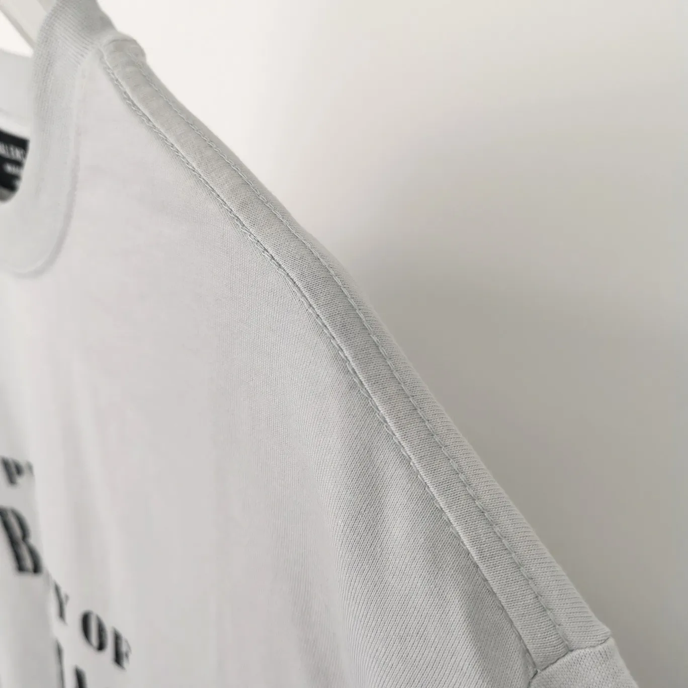 [New] The top tried and tested version of BALENCIAGA's new design team prints the same style short-sleeved T-shirts for men and women, couples and celebrities. It uses high-coverage screen water slurry technology, and is printed after washing. Ready-made garments are washed, fried snowflakes and sanded. The scrap rate is very high. Full of craftsmanship. 32S 280g double-ply double yarn pure cotton fabric. Ready-made garments are shaped and washed! Full of drape. Accessories: Butter paper with logo, three-label synchronous official website Size: XS-L Color: High-grade gray P:280