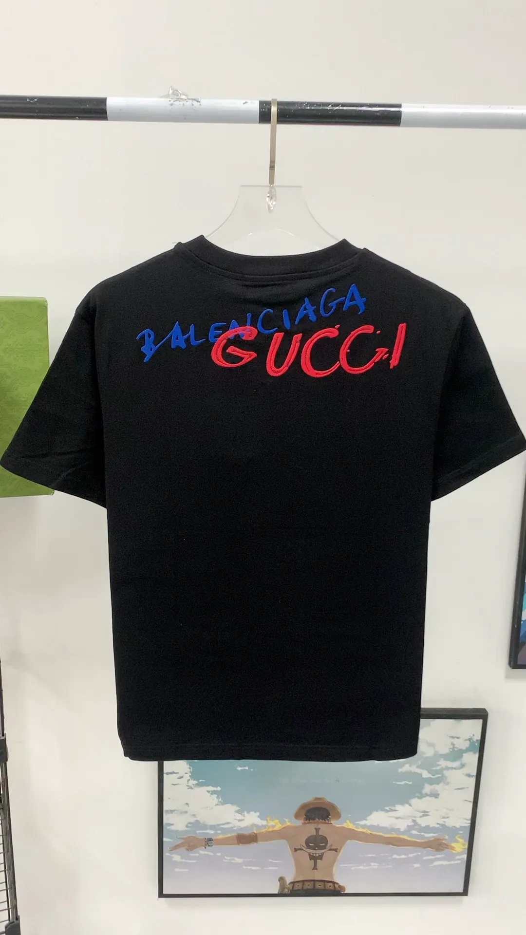Real shot video on the back————The top tested version of the Balenciaga The textile has high density, good drape, and is not easy to deform. The thick texture and compact spinning process will not affect the breathability of the fabric. The color saturation is very high. The embroidery process uses imported embroidery machines to make the embroidery colors fuller and the embroidery more three-dimensional. The upper body effect is good. It is a versatile and beautiful short-sleeved one. The loose fit covers the flesh and makes you look thinner. It is tolerant to fat figures and you can lose five pounds instantly when you put it on. Three standards for customized accessories. Size: S-XL Color: Black White P:260
