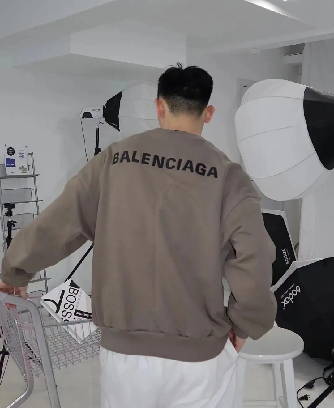 ♻️💯Upper body reference model picture❤️Spring and autumn top-notch proven version BALENCIAGA basic letters with large LOGO on the back, pure cotton loose loose male and female couples, the same trendy brand high-end embroidered pure cotton round neck sweatshirt. The god of simplicity in Paris, a volume sought after by many stars. Lisa’s favorite basic short-sleeved Paris style, which has a very high appearance rate. Wear alone, paired with jeans, shorts, and sweatpants, it's a versatile style. Xiaohongshu, a hot item on INS, a must-have for Paris fans.  Using Tajima embroidery technology imported from Japan, the printing looks very three-dimensional and full, with no threads. Regardless of the size, the front and back letters can be expressed perfectly! The fabric is made of 460g pure cotton combed terry fabric!  A complete set of customized tags, collar tags, washed, plastic bags, and most importantly, a complete set of bags, tag codes, and codes are all authentic.  Color: mint green dark brown Size: XS-L P:370