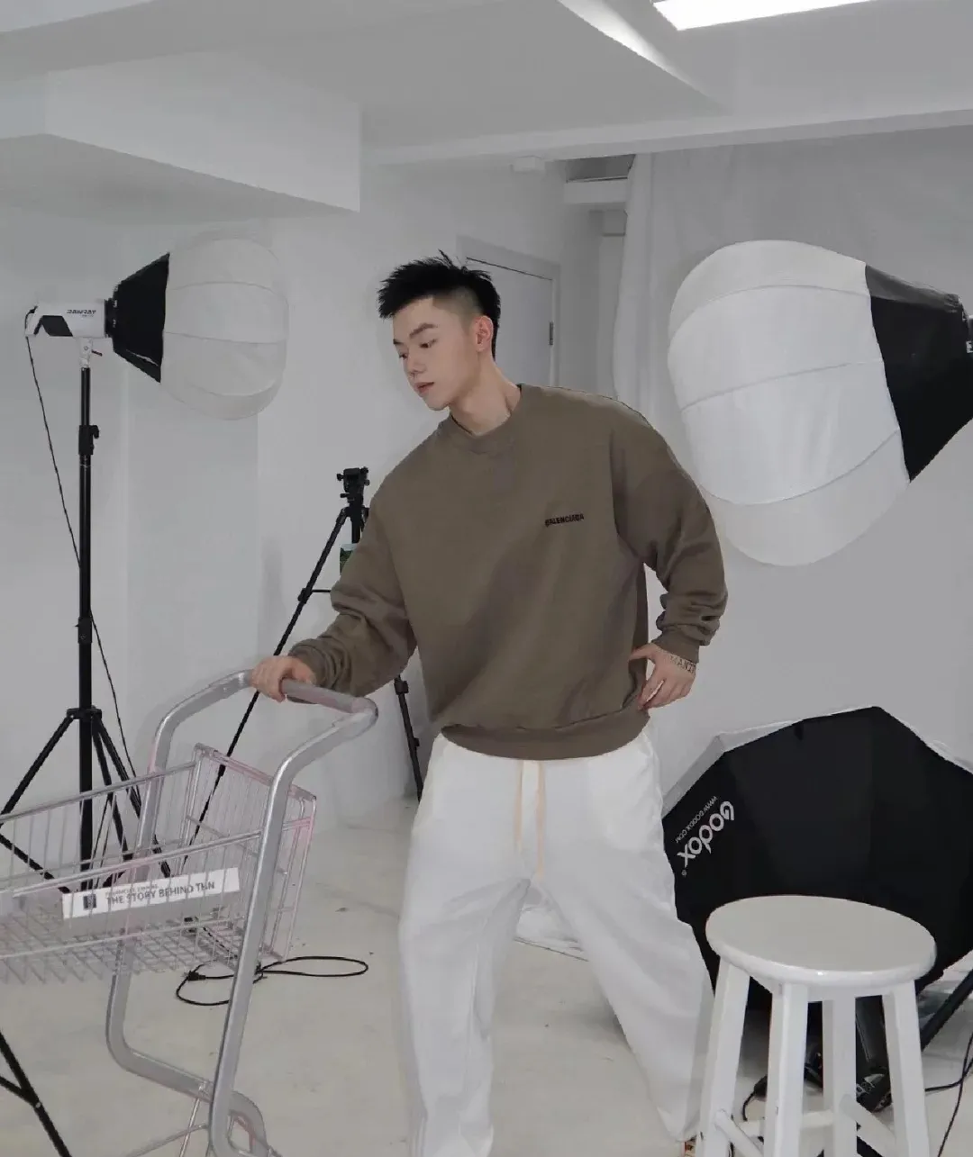 ♻️💯Upper body reference model picture❤️Spring and autumn top-notch proven version BALENCIAGA basic letters with large LOGO on the back, pure cotton loose loose male and female couples, the same trendy brand high-end embroidered pure cotton round neck sweatshirt. The god of simplicity in Paris, a volume sought after by many stars. Lisa’s favorite basic short-sleeved Paris style, which has a very high appearance rate. Wear alone, paired with jeans, shorts, and sweatpants, it's a versatile style. Xiaohongshu, a hot item on INS, a must-have for Paris fans.  Using Tajima embroidery technology imported from Japan, the printing looks very three-dimensional and full, with no threads. Regardless of the size, the front and back letters can be expressed perfectly! The fabric is made of 460g pure cotton combed terry fabric!  A complete set of customized tags, collar tags, washed, plastic bags, and most importantly, a complete set of bags, tag codes, and codes are all authentic.  Color: mint green dark brown Size: XS-L P:370