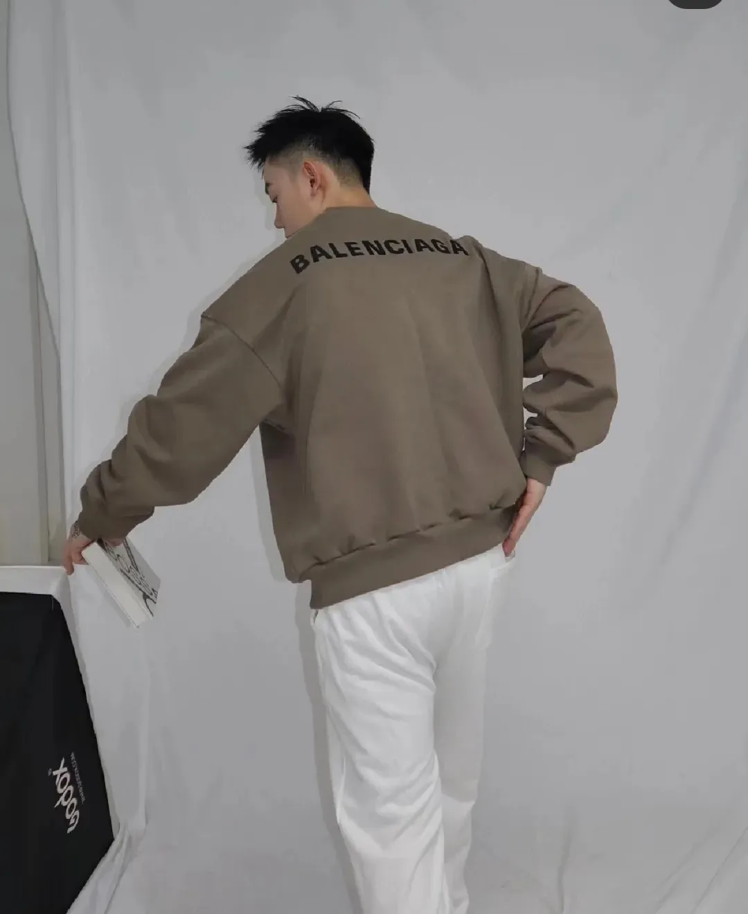 ♻️💯Upper body reference model picture❤️Spring and autumn top-notch proven version BALENCIAGA basic letters with large LOGO on the back, pure cotton loose loose male and female couples, the same trendy brand high-end embroidered pure cotton round neck sweatshirt. The god of simplicity in Paris, a volume sought after by many stars. Lisa’s favorite basic short-sleeved Paris style, which has a very high appearance rate. Wear alone, paired with jeans, shorts, and sweatpants, it's a versatile style. Xiaohongshu, a hot item on INS, a must-have for Paris fans.  Using Tajima embroidery technology imported from Japan, the printing looks very three-dimensional and full, with no threads. Regardless of the size, the front and back letters can be expressed perfectly! The fabric is made of 460g pure cotton combed terry fabric!  A complete set of customized tags, collar tags, washed, plastic bags, and most importantly, a complete set of bags, tag codes, and codes are all authentic.  Color: mint green dark brown Size: XS-L P:370