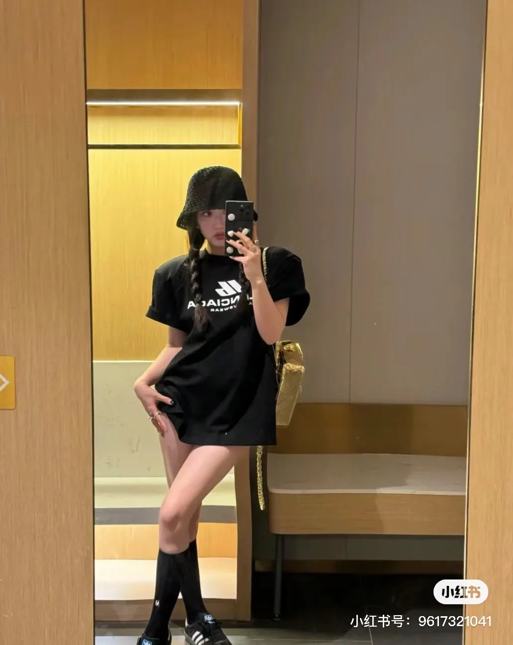 ♻️💯Reference model picture for the upper body❤️【New arrival】Top version - BALENCIAGA - Reflective pyrography short-sleeved T-shirt. The original development of custom-woven fabric technology and washing process. High-gram weight 280 grams fabric, full texture, clean cloth, soft and comfortable. Solona thread custom-dyed without color difference. The front is decorated with the activewear logo, combined with reflective embellishment. It shines brightly and is eye-catching. It fully explains the strength and personality. It is cool and sassy. Reflective heat transfer technology cleverly combines the characteristics of heat transfer and reflective materials. The customized reflective materials are attached to the fabric through heat pressing. The unique reflective effect highlights the visual effect. The fabrics have been washed and have a better hand feel. Not easy to deform, not easy to shrink and not easy to fade. Maintain long-term beauty. os dropped shoulders and loose version. Same style for men and women. Color: black, active white, size: XS-L P:270