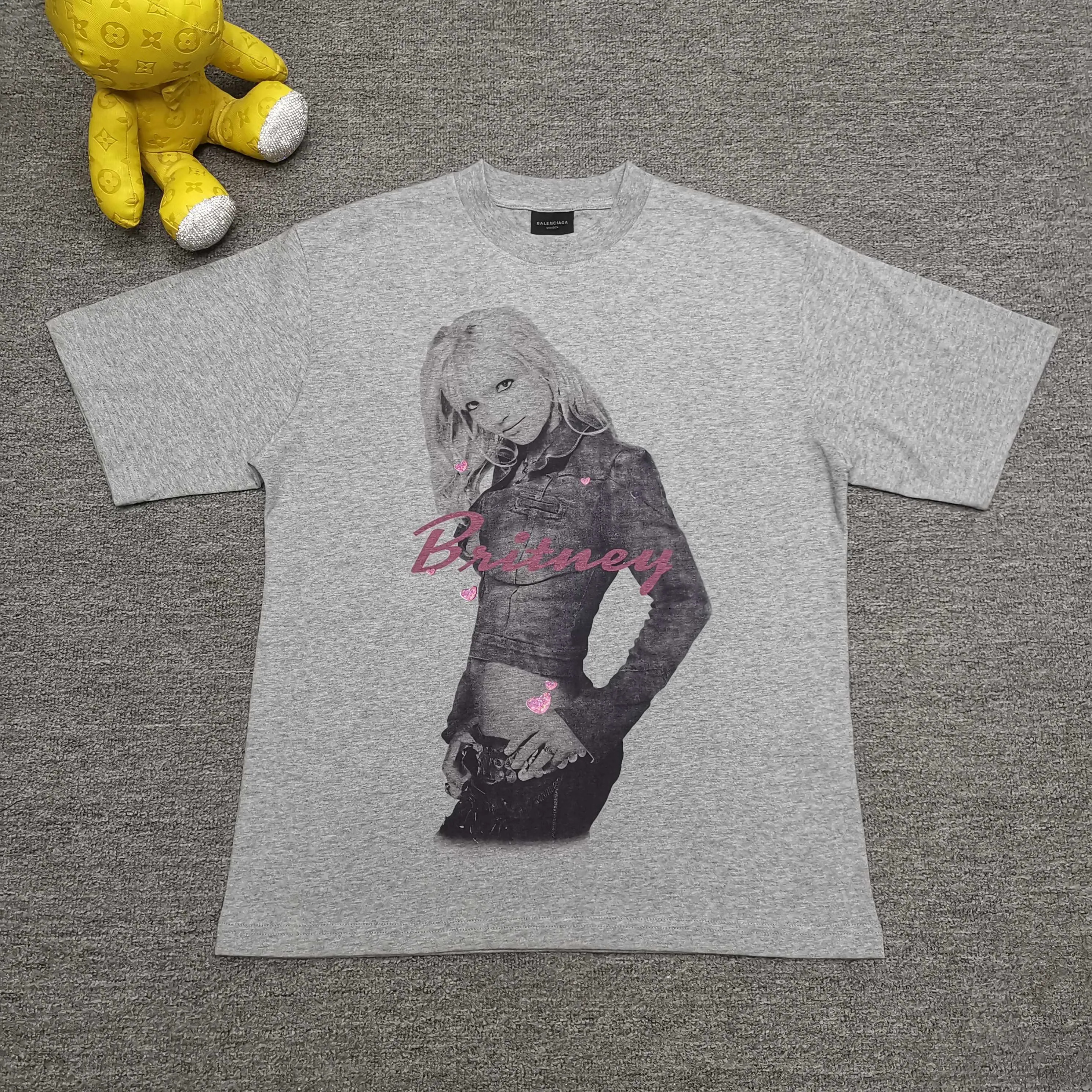 [Top version. Official website quality] BALENCI*GA/26 new model. Balenciaga Music |Britney Series limited edition music cooperation series, front and back direct-print printing, hot diamonds, washed and distressed short-sleeved T-shirt #SS26 latest style. Research and development at the first time, different market currencies. Comparisons welcome. The fabric is made of Paris ZP custom-woven and dyed cotton double yarn. Weighing 260 grams, the cloth surface is clean. The cloth pattern is clear, soft and comfortable. The threads are dyed with no color difference. Printing adopts computer direct printing. Garments are washed and aged. Jubie market currency. Welcome to compare. The version adopts OS loose shoulder design. Same style for men and women. Color: washed black, floral gray. Size: XS S M L P280