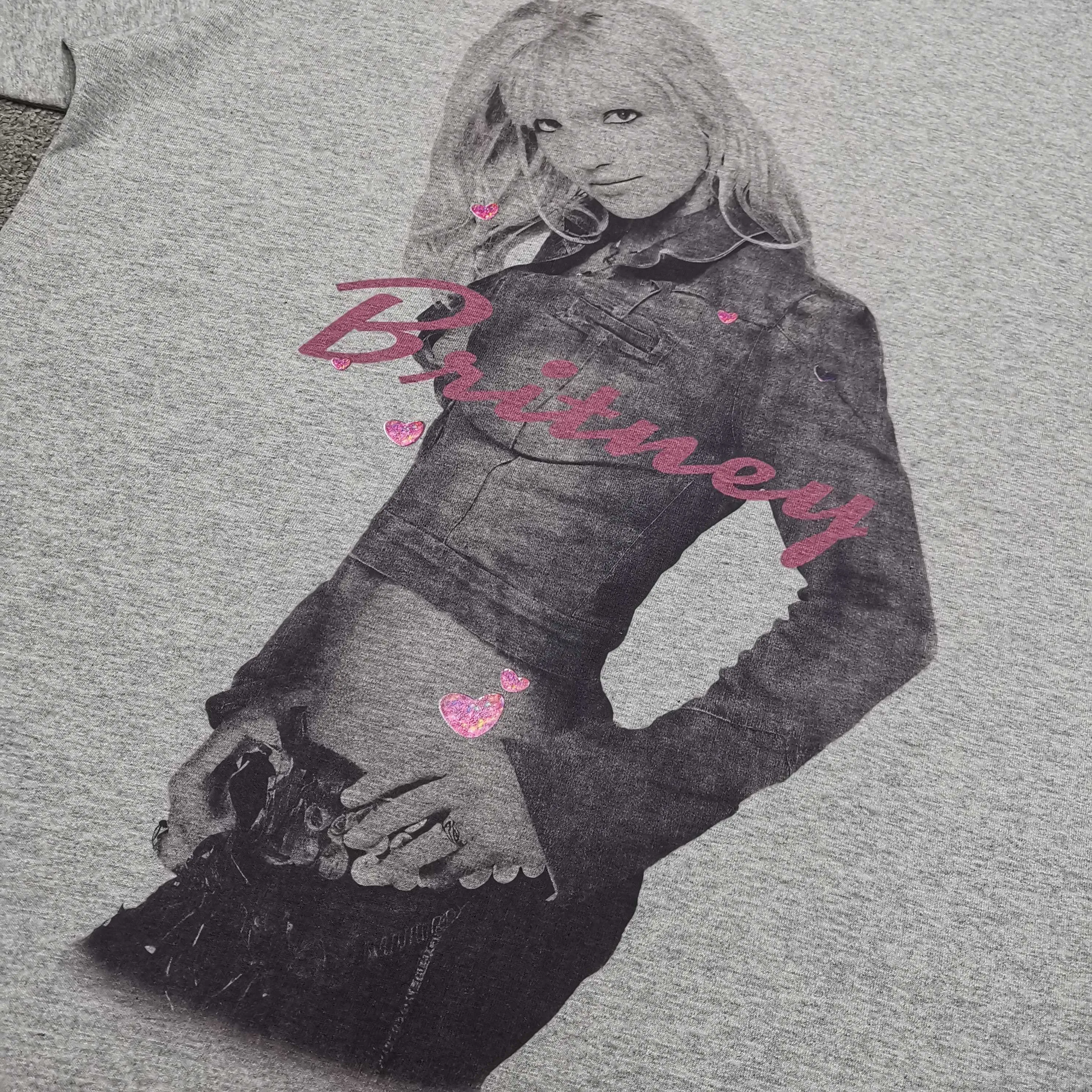 [Top version. Official website quality] BALENCI*GA/26 new model. Balenciaga Music |Britney Series limited edition music cooperation series, front and back direct-print printing, hot diamonds, washed and distressed short-sleeved T-shirt #SS26 latest style. Research and development at the first time, different market currencies. Comparisons welcome. The fabric is made of Paris ZP custom-woven and dyed cotton double yarn. Weighing 260 grams, the cloth surface is clean. The cloth pattern is clear, soft and comfortable. The threads are dyed with no color difference. Printing adopts computer direct printing. Garments are washed and aged. Jubie market currency. Welcome to compare. The version adopts OS loose shoulder design. Same style for men and women. Color: washed black, floral gray. Size: XS S M L P280