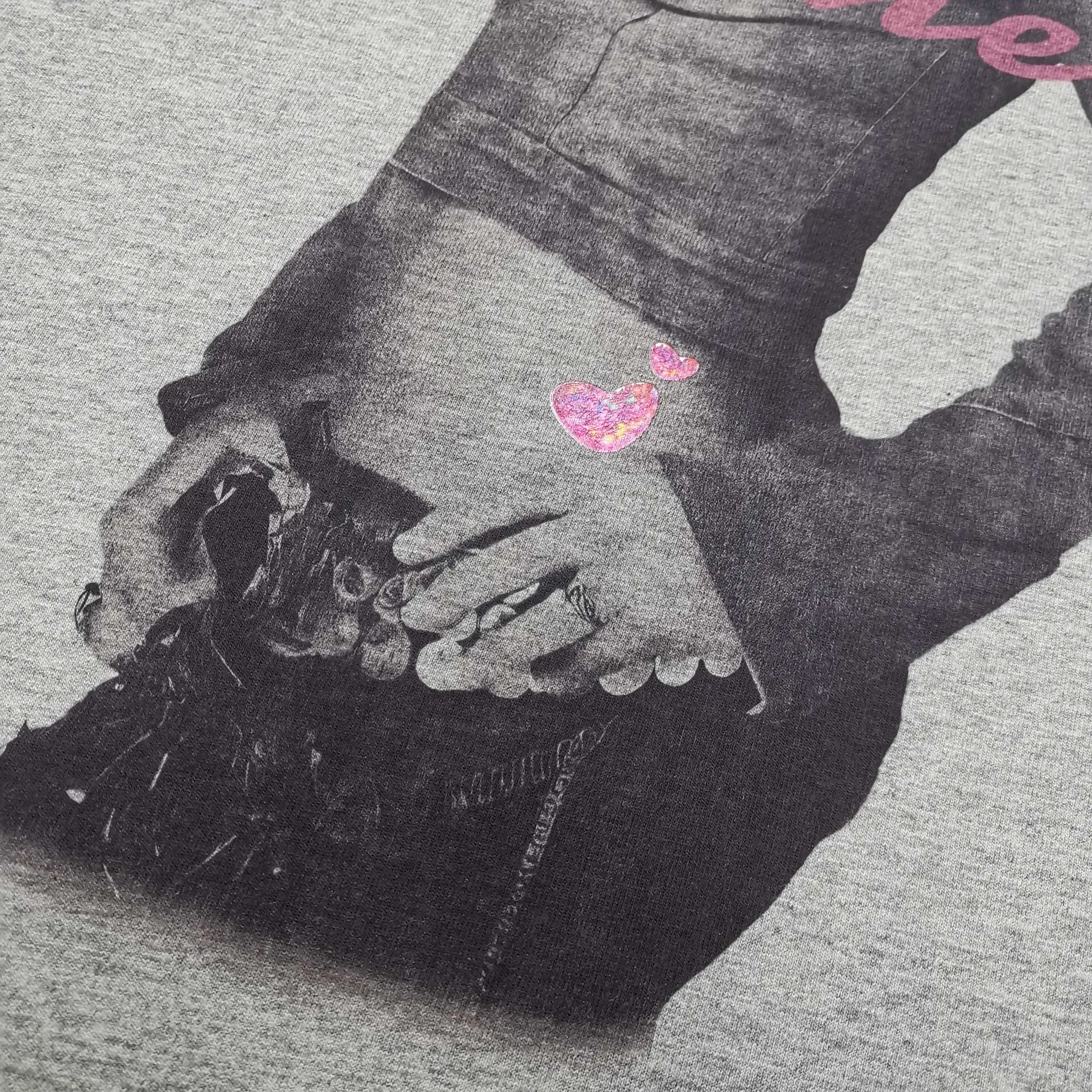 [Top version. Official website quality] BALENCI*GA/26 new model. Balenciaga Music |Britney Series limited edition music cooperation series, front and back direct-print printing, hot diamonds, washed and distressed short-sleeved T-shirt #SS26 latest style. Research and development at the first time, different market currencies. Comparisons welcome. The fabric is made of Paris ZP custom-woven and dyed cotton double yarn. Weighing 260 grams, the cloth surface is clean. The cloth pattern is clear, soft and comfortable. The threads are dyed with no color difference. Printing adopts computer direct printing. Garments are washed and aged. Jubie market currency. Welcome to compare. The version adopts OS loose shoulder design. Same style for men and women. Color: washed black, floral gray. Size: XS S M L P280