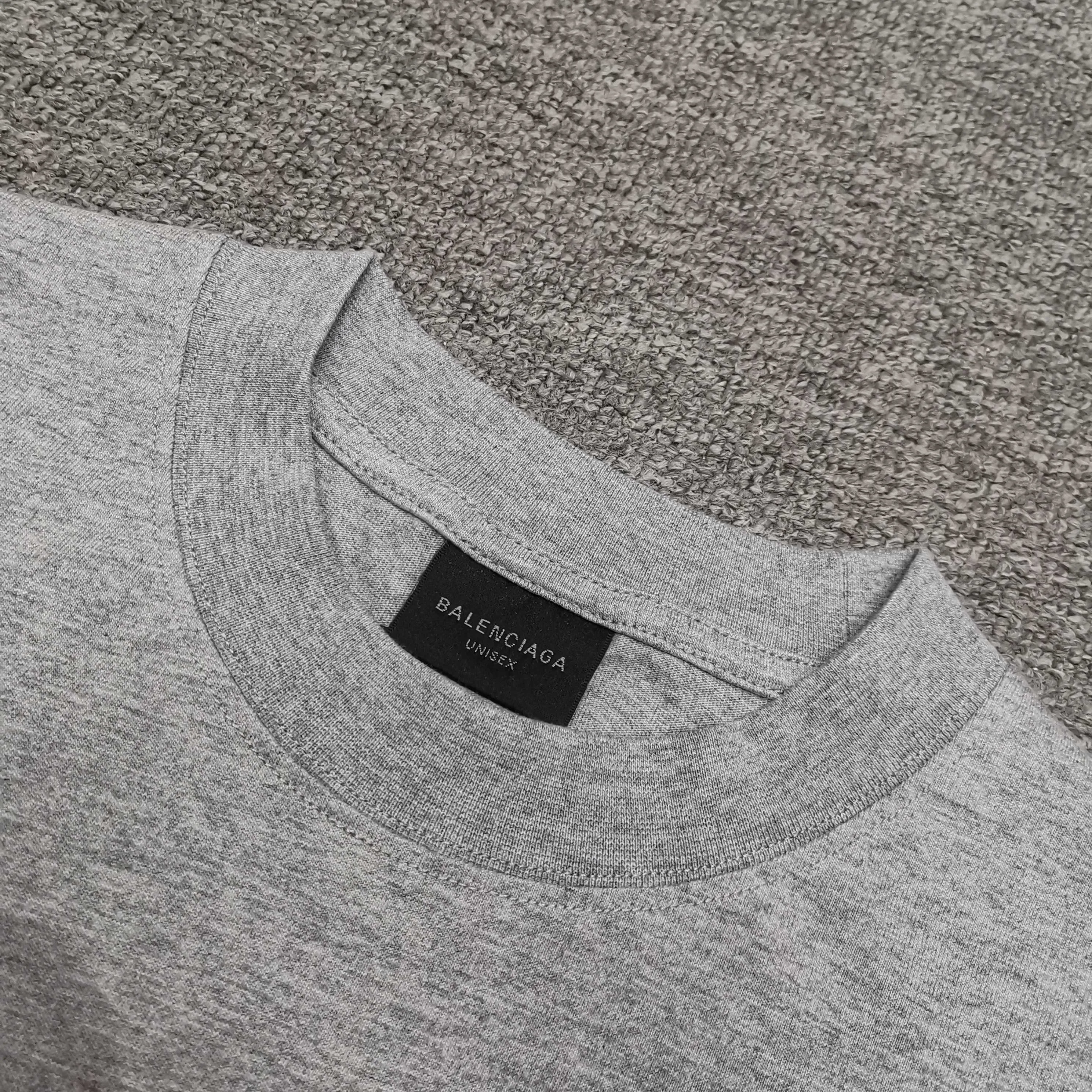 [Top version. Official website quality] BALENCI*GA/26 new model. Balenciaga Music |Britney Series limited edition music cooperation series, front and back direct-print printing, hot diamonds, washed and distressed short-sleeved T-shirt #SS26 latest style. Research and development at the first time, different market currencies. Comparisons welcome. The fabric is made of Paris ZP custom-woven and dyed cotton double yarn. Weighing 260 grams, the cloth surface is clean. The cloth pattern is clear, soft and comfortable. The threads are dyed with no color difference. Printing adopts computer direct printing. Garments are washed and aged. Jubie market currency. Welcome to compare. The version adopts OS loose shoulder design. Same style for men and women. Color: washed black, floral gray. Size: XS S M L P280