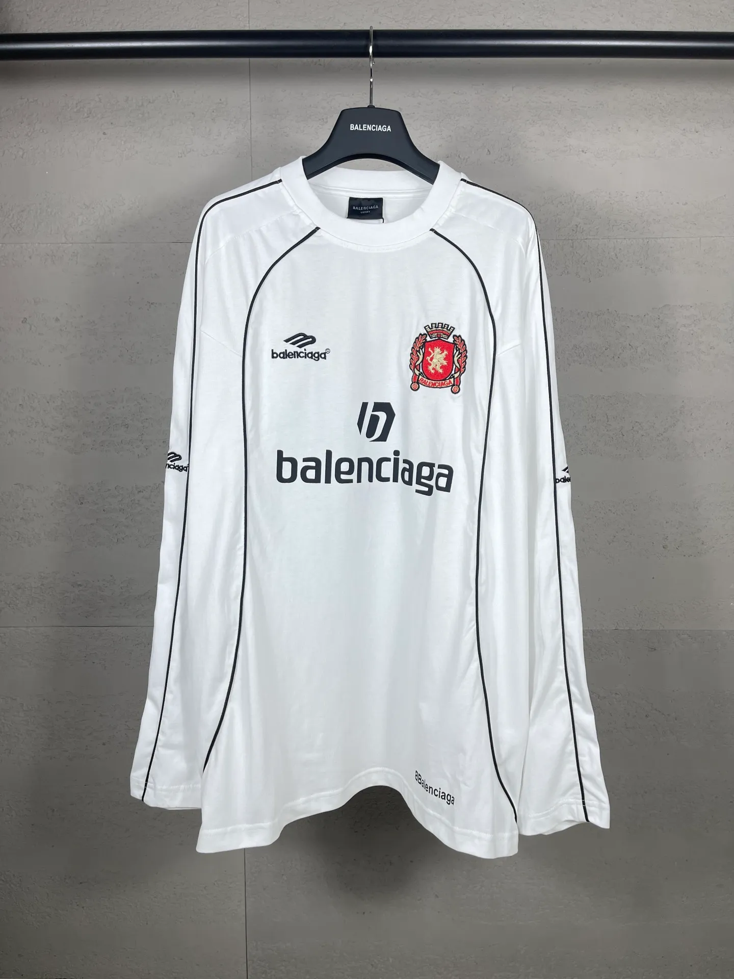 🅿️300 real photos [Top version. Official website quality] BALENCI*GA/Paris new model. Co-branded football sportswear LOGO embroidered printed long-sleeved T-shirt # The whole piece of clothing is stitched with multiple stitching edges. The craftsmanship is extremely complex and the market currency is very different. Welcome to compare 🆚. The fabric is made of Paris ZP custom-woven and dyed cotton double yarn. Weighing 260 grams, the cloth surface is clean. The cloth pattern is clear, soft and comfortable. The threads are dyed with no color difference. The classic pattern embroidery is embroidered by Tajima imported embroidery machine, and the printing uses imported glue. The letters are clear, three-dimensional and without burrs. Jubie market produces pictures based on pictures. Welcome to compare. The version adopts OS loose shoulder design. Same style for men and women. Code: BL225036 Color: black, white, pink, red, fluorescent yellow Size: XS S M L