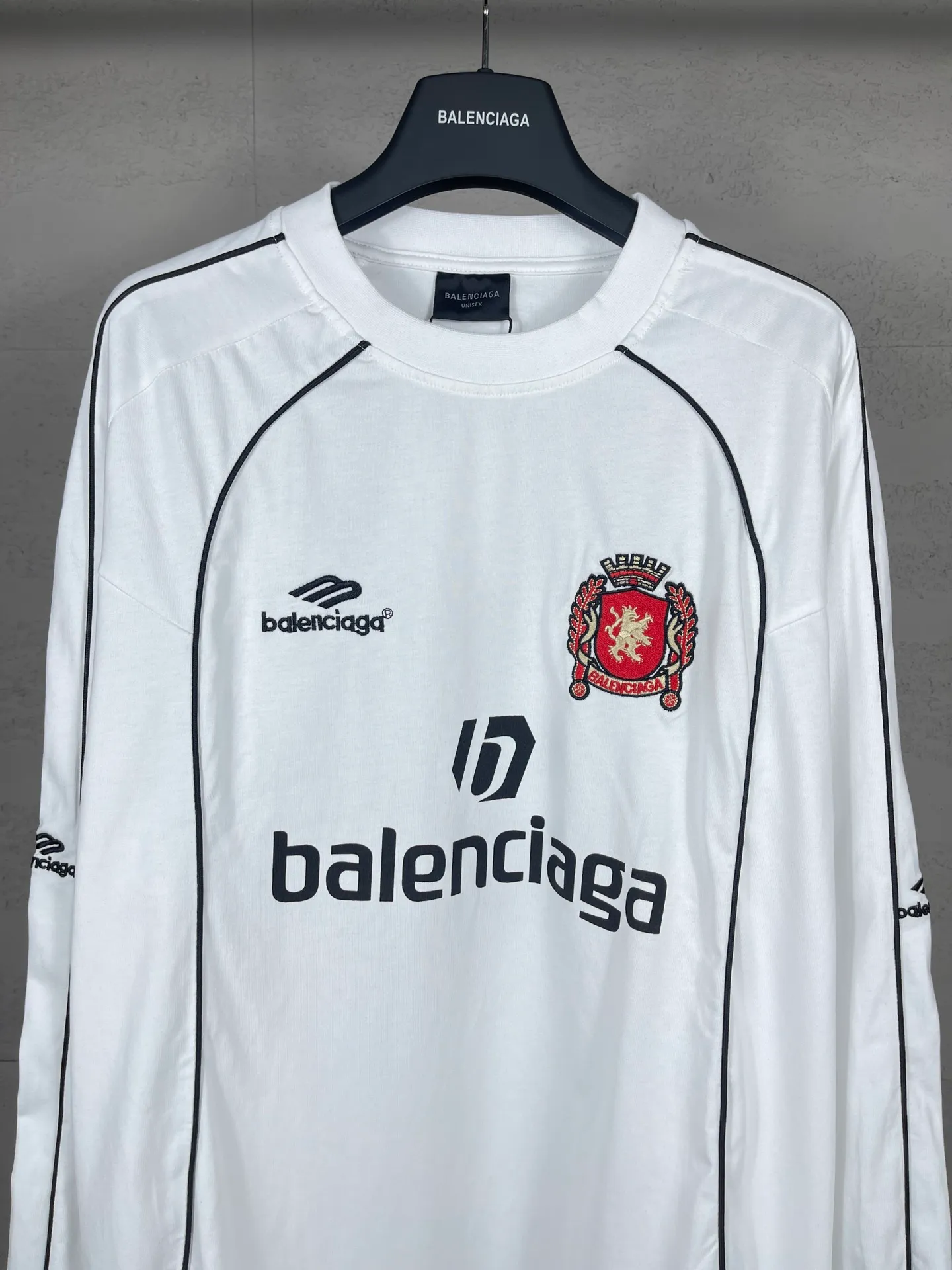 🅿️300 real photos [Top version. Official website quality] BALENCI*GA/Paris new model. Co-branded football sportswear LOGO embroidered printed long-sleeved T-shirt # The whole piece of clothing is stitched with multiple stitching edges. The craftsmanship is extremely complex and the market currency is very different. Welcome to compare 🆚. The fabric is made of Paris ZP custom-woven and dyed cotton double yarn. Weighing 260 grams, the cloth surface is clean. The cloth pattern is clear, soft and comfortable. The threads are dyed with no color difference. The classic pattern embroidery is embroidered by Tajima imported embroidery machine, and the printing uses imported glue. The letters are clear, three-dimensional and without burrs. Jubie market produces pictures based on pictures. Welcome to compare. The version adopts OS loose shoulder design. Same style for men and women. Code: BL225036 Color: black, white, pink, red, fluorescent yellow Size: XS S M L