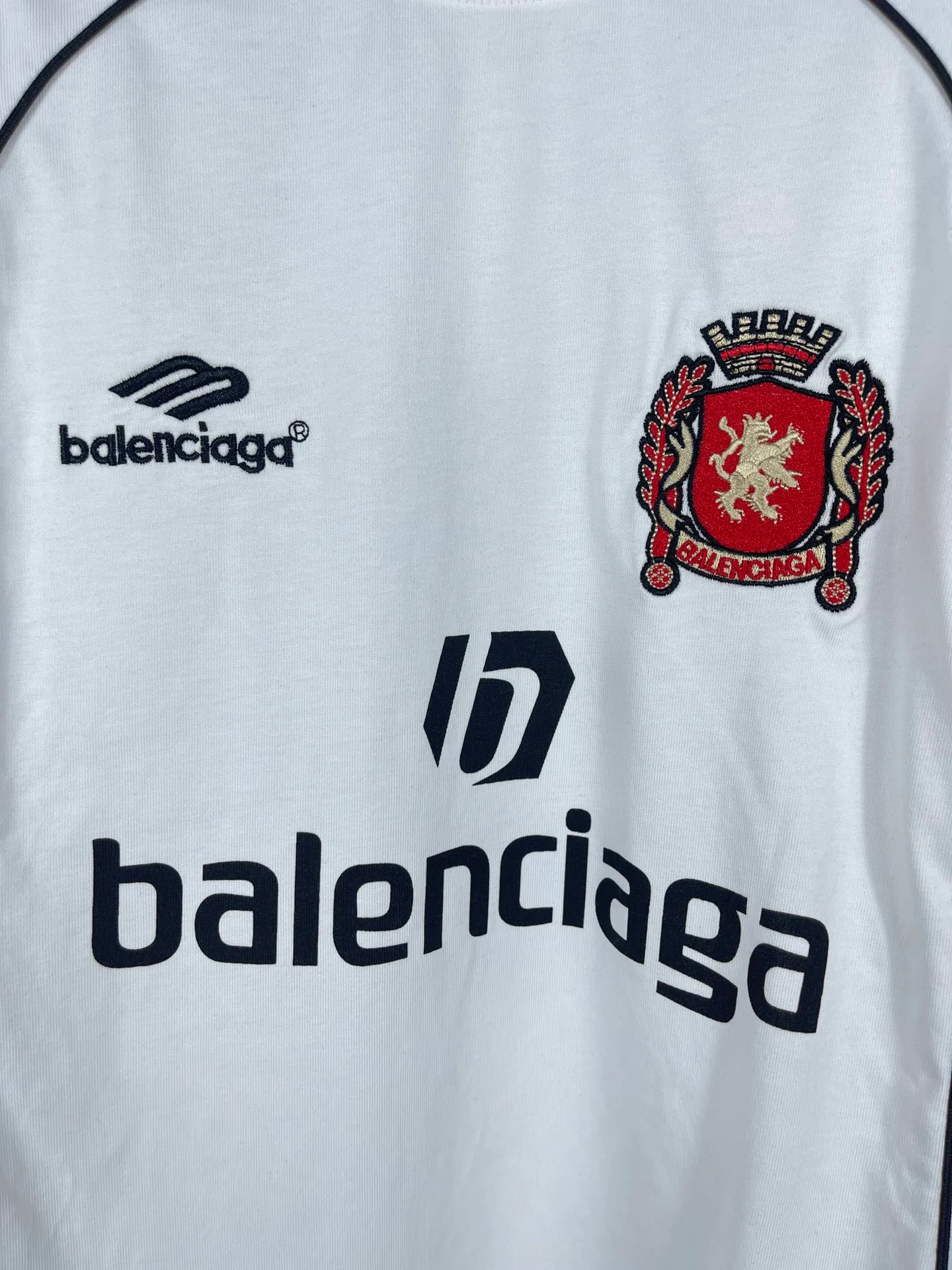 🅿️300 real photos [Top version. Official website quality] BALENCI*GA/Paris new model. Co-branded football sportswear LOGO embroidered printed long-sleeved T-shirt # The whole piece of clothing is stitched with multiple stitching edges. The craftsmanship is extremely complex and the market currency is very different. Welcome to compare 🆚. The fabric is made of Paris ZP custom-woven and dyed cotton double yarn. Weighing 260 grams, the cloth surface is clean. The cloth pattern is clear, soft and comfortable. The threads are dyed with no color difference. The classic pattern embroidery is embroidered by Tajima imported embroidery machine, and the printing uses imported glue. The letters are clear, three-dimensional and without burrs. Jubie market produces pictures based on pictures. Welcome to compare. The version adopts OS loose shoulder design. Same style for men and women. Code: BL225036 Color: black, white, pink, red, fluorescent yellow Size: XS S M L