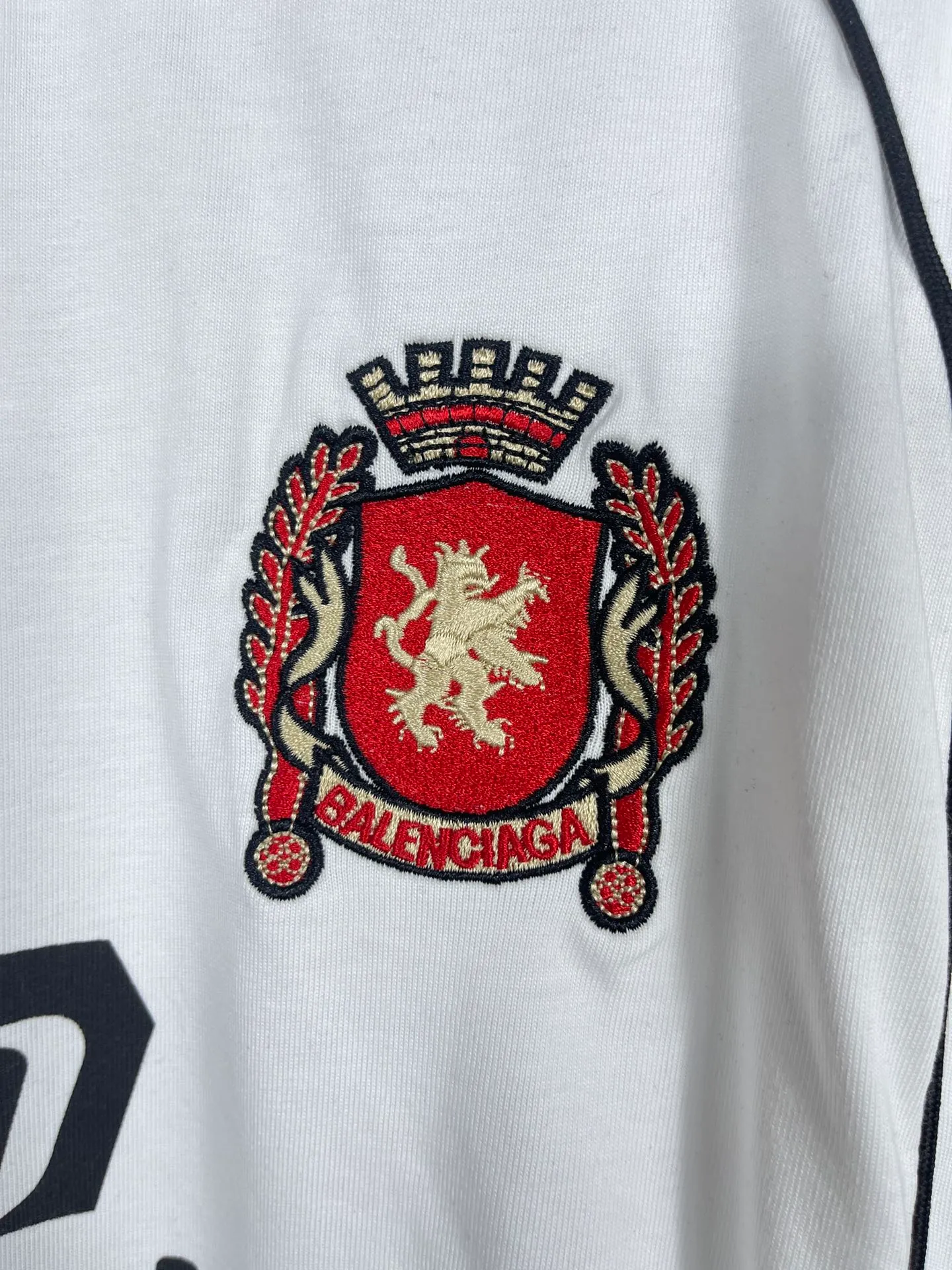 🅿️300 real photos [Top version. Official website quality] BALENCI*GA/Paris new model. Co-branded football sportswear LOGO embroidered printed long-sleeved T-shirt # The whole piece of clothing is stitched with multiple stitching edges. The craftsmanship is extremely complex and the market currency is very different. Welcome to compare 🆚. The fabric is made of Paris ZP custom-woven and dyed cotton double yarn. Weighing 260 grams, the cloth surface is clean. The cloth pattern is clear, soft and comfortable. The threads are dyed with no color difference. The classic pattern embroidery is embroidered by Tajima imported embroidery machine, and the printing uses imported glue. The letters are clear, three-dimensional and without burrs. Jubie market produces pictures based on pictures. Welcome to compare. The version adopts OS loose shoulder design. Same style for men and women. Code: BL225036 Color: black, white, pink, red, fluorescent yellow Size: XS S M L