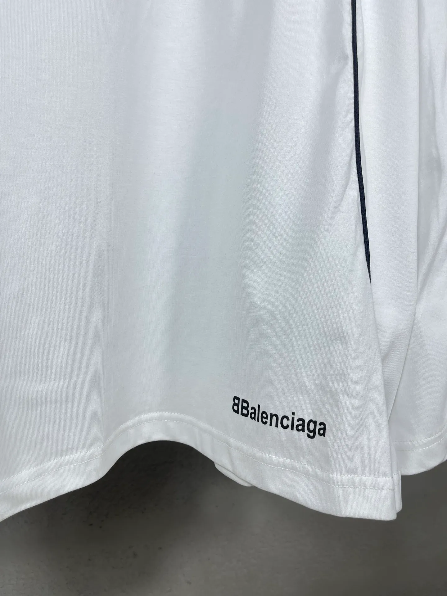 🅿️300 real photos [Top version. Official website quality] BALENCI*GA/Paris new model. Co-branded football sportswear LOGO embroidered printed long-sleeved T-shirt # The whole piece of clothing is stitched with multiple stitching edges. The craftsmanship is extremely complex and the market currency is very different. Welcome to compare 🆚. The fabric is made of Paris ZP custom-woven and dyed cotton double yarn. Weighing 260 grams, the cloth surface is clean. The cloth pattern is clear, soft and comfortable. The threads are dyed with no color difference. The classic pattern embroidery is embroidered by Tajima imported embroidery machine, and the printing uses imported glue. The letters are clear, three-dimensional and without burrs. Jubie market produces pictures based on pictures. Welcome to compare. The version adopts OS loose shoulder design. Same style for men and women. Code: BL225036 Color: black, white, pink, red, fluorescent yellow Size: XS S M L