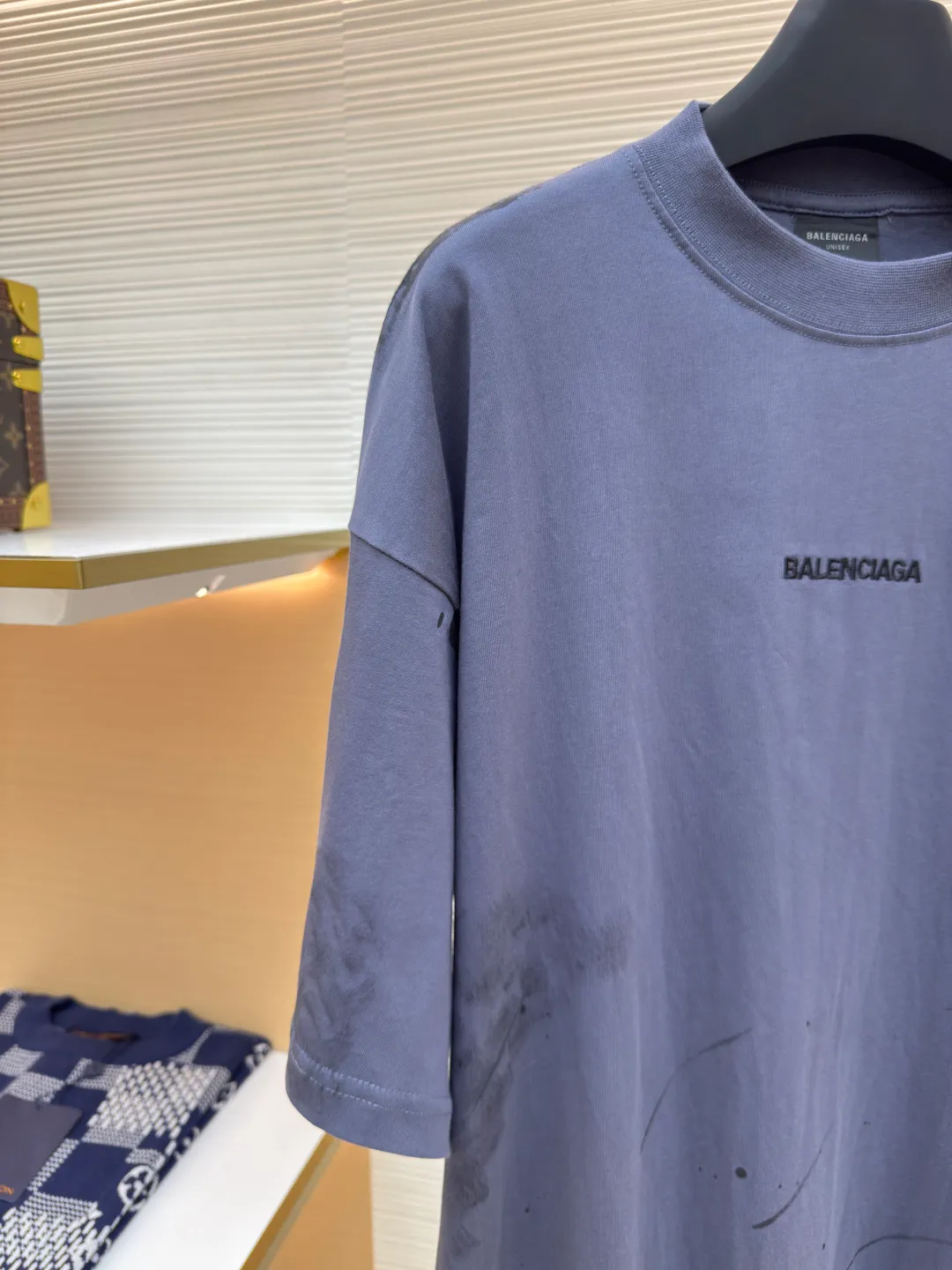 Balenciaga ink distressed embroidered short sleeves ●Authentic product: Purchased and developed for 4199 ●Item number: 1680257-A05 ●Material: pure cotton fabric ●Technology: distressed production ●Type: loose version ●Weight: about 235 grams ●Size: The overall wiring is straight and delicate, the fabric is comfortable and soft, and the color is consistent without color difference. It can be matched with the same style to create a fashionable look and control various occasions. Customized accessories, complete with three standards, same style for men and women!