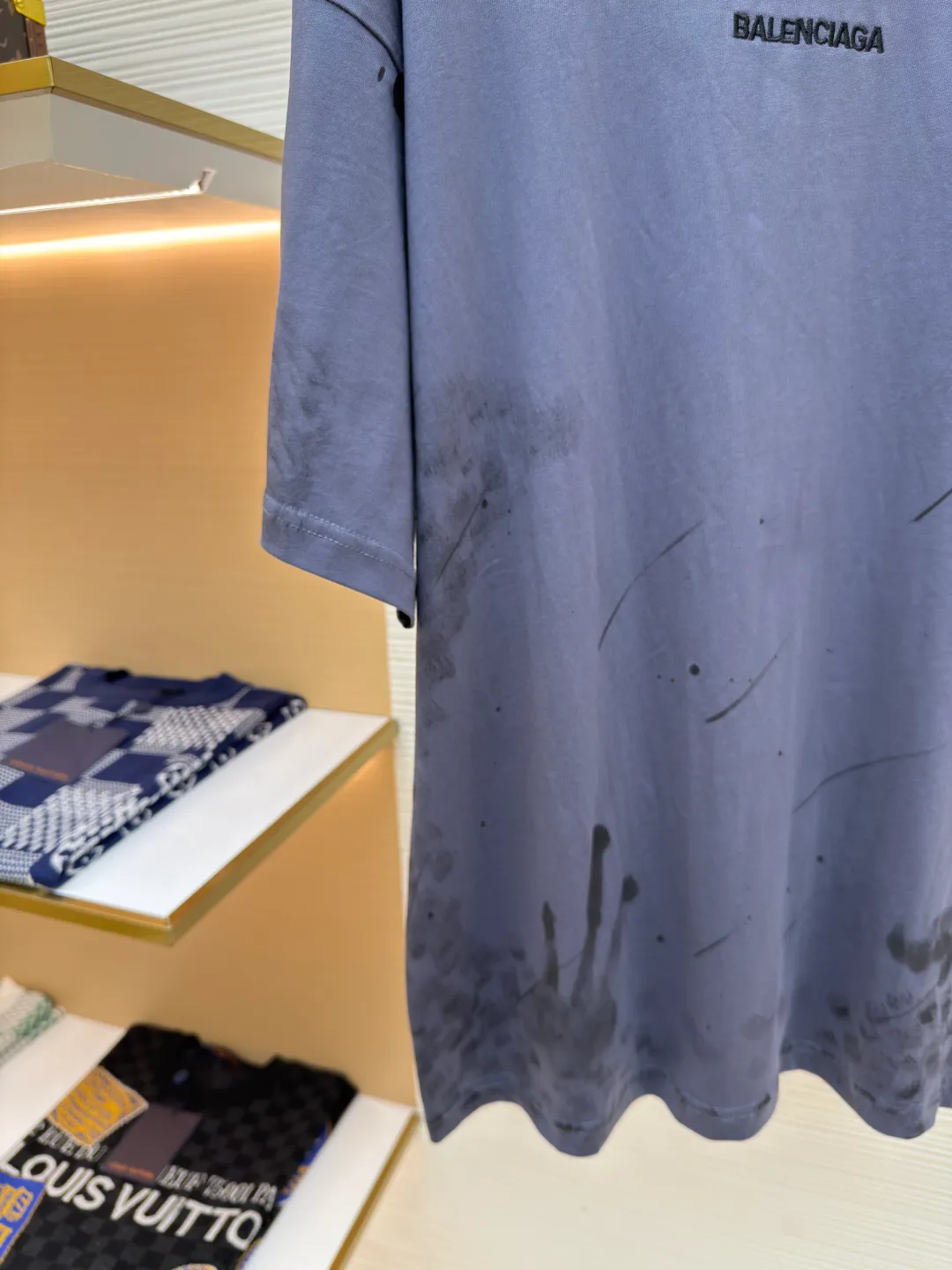 Balenciaga ink distressed embroidered short sleeves ●Authentic product: Purchased and developed for 4199 ●Item number: 1680257-A05 ●Material: pure cotton fabric ●Technology: distressed production ●Type: loose version ●Weight: about 235 grams ●Size: The overall wiring is straight and delicate, the fabric is comfortable and soft, and the color is consistent without color difference. It can be matched with the same style to create a fashionable look and control various occasions. Customized accessories, complete with three standards, same style for men and women!