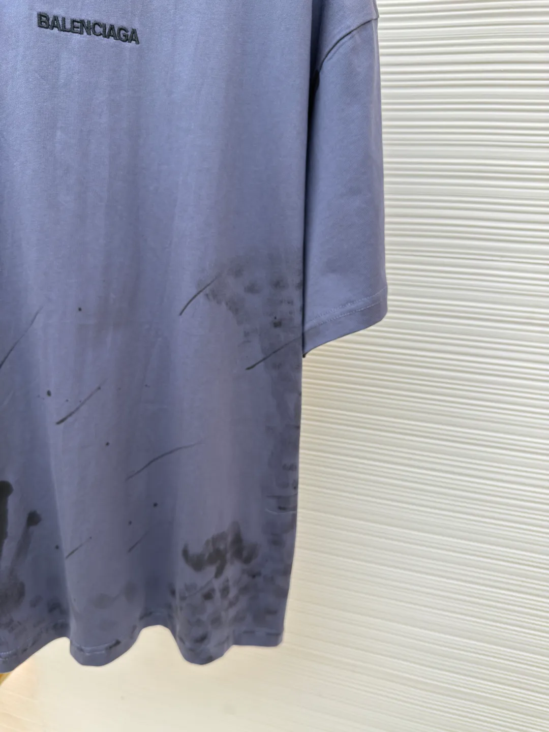 Balenciaga ink distressed embroidered short sleeves ●Authentic product: Purchased and developed for 4199 ●Item number: 1680257-A05 ●Material: pure cotton fabric ●Technology: distressed production ●Type: loose version ●Weight: about 235 grams ●Size: The overall wiring is straight and delicate, the fabric is comfortable and soft, and the color is consistent without color difference. It can be matched with the same style to create a fashionable look and control various occasions. Customized accessories, complete with three standards, same style for men and women!