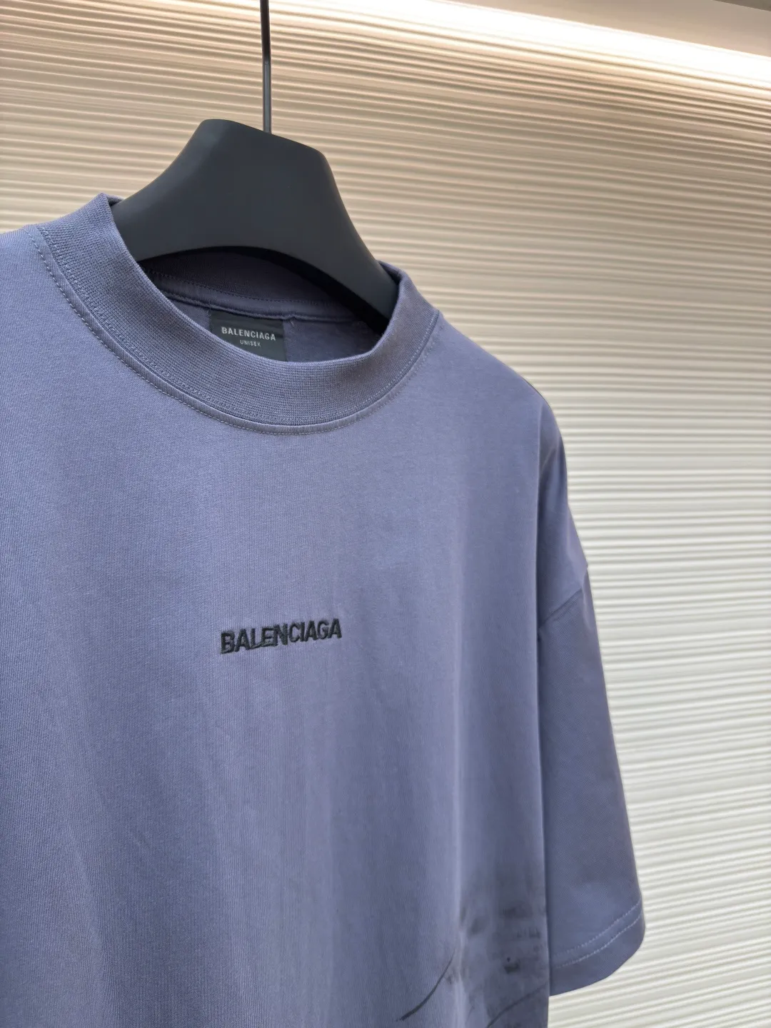 Balenciaga ink distressed embroidered short sleeves ●Authentic product: Purchased and developed for 4199 ●Item number: 1680257-A05 ●Material: pure cotton fabric ●Technology: distressed production ●Type: loose version ●Weight: about 235 grams ●Size: The overall wiring is straight and delicate, the fabric is comfortable and soft, and the color is consistent without color difference. It can be matched with the same style to create a fashionable look and control various occasions. Customized accessories, complete with three standards, same style for men and women!
