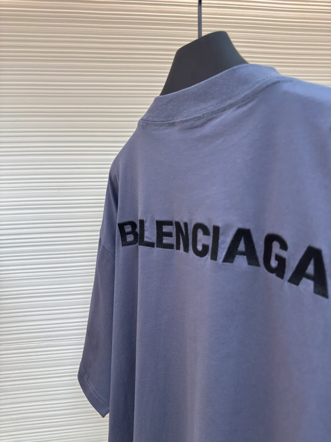 Balenciaga ink distressed embroidered short sleeves ●Authentic product: Purchased and developed for 4199 ●Item number: 1680257-A05 ●Material: pure cotton fabric ●Technology: distressed production ●Type: loose version ●Weight: about 235 grams ●Size: The overall wiring is straight and delicate, the fabric is comfortable and soft, and the color is consistent without color difference. It can be matched with the same style to create a fashionable look and control various occasions. Customized accessories, complete with three standards, same style for men and women!