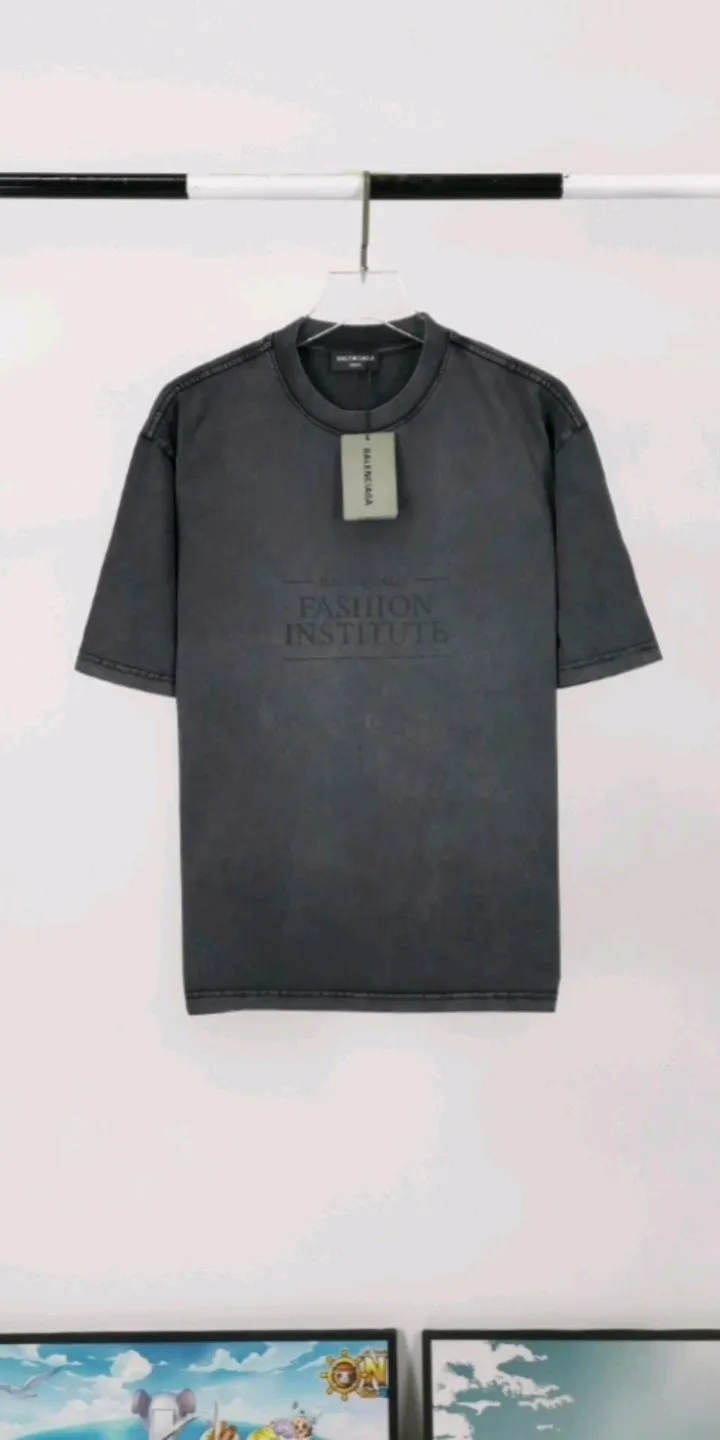 Real shot of the video————The top tested version of BALENCIAGA Balenciaga’s new Paris Fashion Institute limited edition design team prints the same style short-sleeved T-shirts for male and female couples stars. It uses high-coverage screen water slurry technology, and is printed after washing. Ready-made garments are washed, fried snowflakes and sanded. The scrap rate is very high. Full of craftsmanship. 32S 280g double-ply double yarn pure cotton fabric. Ready-made garments are shaped and washed! Full of drape. Accessories: Butter paper with logo, three-label synchronous official website Size: XS-L Color: Washed black P:280