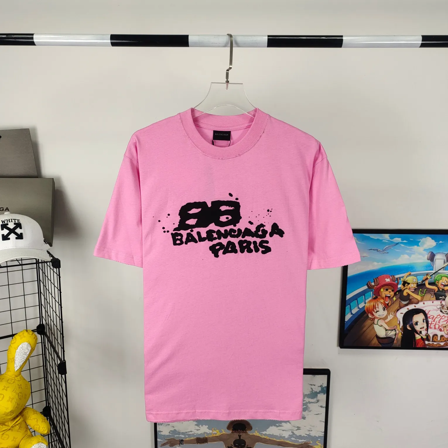 [New arrival] The top tested version of BALENCIAGA 23SS with graffiti letters for male and female couples, the same style pure cotton loose short-sleeved T-shirt. Super iconic colorful brand logo printed pattern. It is fresh and comfortable to match with sports shoes. Suitable for shopping and dating. When layered, it will look like a blogger. Low-key and tasteful. The original fabric is 280G, double-ply and double-yarn pure cotton fabric! Threads are custom-woven and dyed, no color difference, no pressure in and out of the counter, through-the-shoulder strapping process, increased washing life of clothes, no deformation, high-version digital printing process, no fading, bright colors, the same style as Internet celebrity stars, regardless of age, body shape, gender, super eye-catching, extremely fashionable, very comfortable to the touch, super texture, fashionable and individual, super versatile and good-looking, a must-have, better for couples Customized collar labels are washed, 100% different from fake versions on the market!  Color: Pink White Black Charcoal Gray Size: XS-L P:260