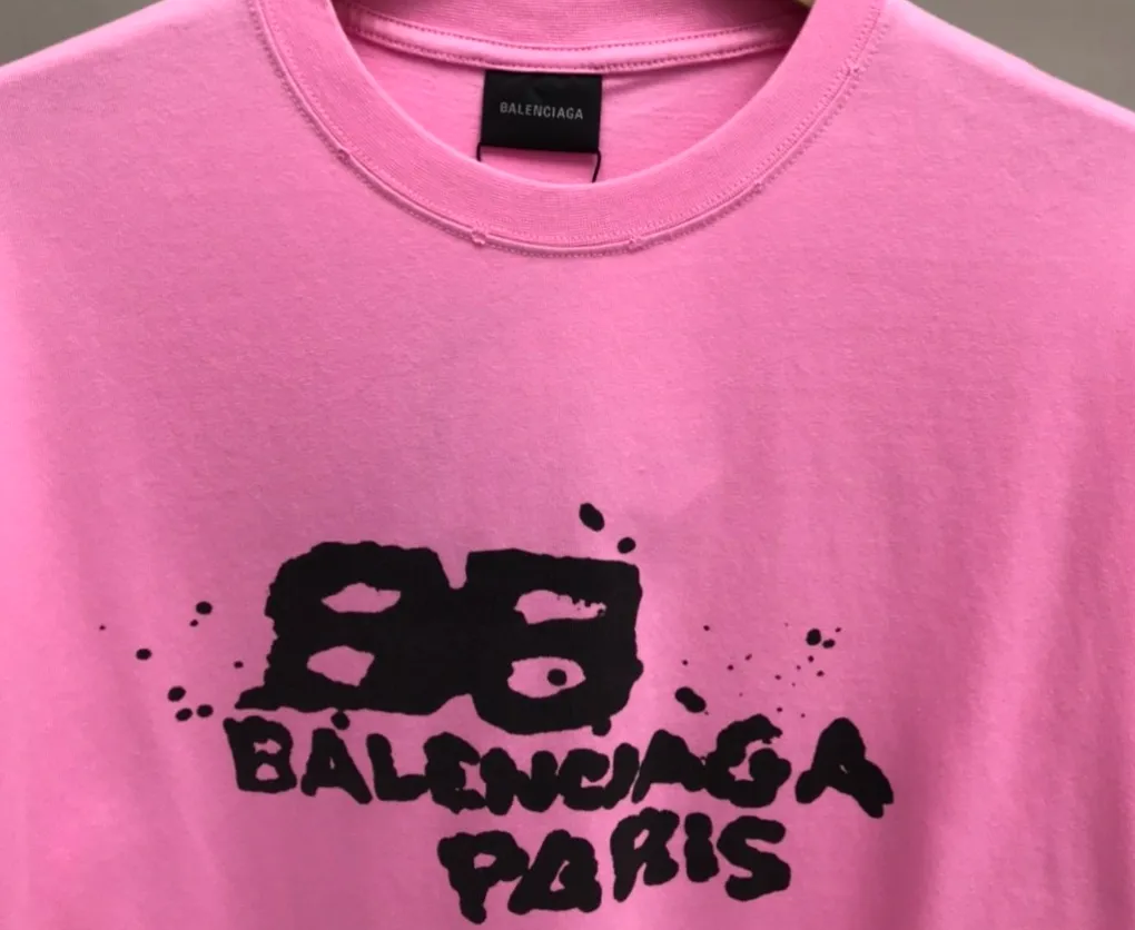 [New arrival] The top tested version of BALENCIAGA 23SS with graffiti letters for male and female couples, the same style pure cotton loose short-sleeved T-shirt. Super iconic colorful brand logo printed pattern. It is fresh and comfortable to match with sports shoes. Suitable for shopping and dating. When layered, it will look like a blogger. Low-key and tasteful. The original fabric is 280G, double-ply and double-yarn pure cotton fabric! Threads are custom-woven and dyed, no color difference, no pressure in and out of the counter, through-the-shoulder strapping process, increased washing life of clothes, no deformation, high-version digital printing process, no fading, bright colors, the same style as Internet celebrity stars, regardless of age, body shape, gender, super eye-catching, extremely fashionable, very comfortable to the touch, super texture, fashionable and individual, super versatile and good-looking, a must-have, better for couples Customized collar labels are washed, 100% different from fake versions on the market!  Color: Pink White Black Charcoal Gray Size: XS-L P:260