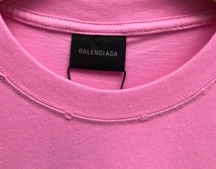 [New arrival] The top tested version of BALENCIAGA 23SS with graffiti letters for male and female couples, the same style pure cotton loose short-sleeved T-shirt. Super iconic colorful brand logo printed pattern. It is fresh and comfortable to match with sports shoes. Suitable for shopping and dating. When layered, it will look like a blogger. Low-key and tasteful. The original fabric is 280G, double-ply and double-yarn pure cotton fabric! Threads are custom-woven and dyed, no color difference, no pressure in and out of the counter, through-the-shoulder strapping process, increased washing life of clothes, no deformation, high-version digital printing process, no fading, bright colors, the same style as Internet celebrity stars, regardless of age, body shape, gender, super eye-catching, extremely fashionable, very comfortable to the touch, super texture, fashionable and individual, super versatile and good-looking, a must-have, better for couples Customized collar labels are washed, 100% different from fake versions on the market!  Color: Pink White Black Charcoal Gray Size: XS-L P:260
