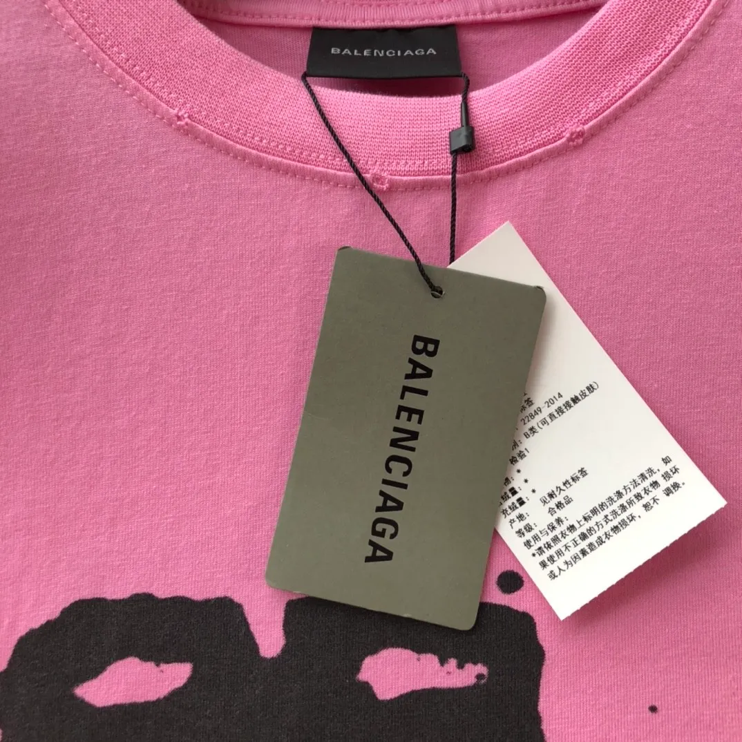 [New arrival] The top tested version of BALENCIAGA 23SS with graffiti letters for male and female couples, the same style pure cotton loose short-sleeved T-shirt. Super iconic colorful brand logo printed pattern. It is fresh and comfortable to match with sports shoes. Suitable for shopping and dating. When layered, it will look like a blogger. Low-key and tasteful. The original fabric is 280G, double-ply and double-yarn pure cotton fabric! Threads are custom-woven and dyed, no color difference, no pressure in and out of the counter, through-the-shoulder strapping process, increased washing life of clothes, no deformation, high-version digital printing process, no fading, bright colors, the same style as Internet celebrity stars, regardless of age, body shape, gender, super eye-catching, extremely fashionable, very comfortable to the touch, super texture, fashionable and individual, super versatile and good-looking, a must-have, better for couples Customized collar labels are washed, 100% different from fake versions on the market!  Color: Pink White Black Charcoal Gray Size: XS-L P:260