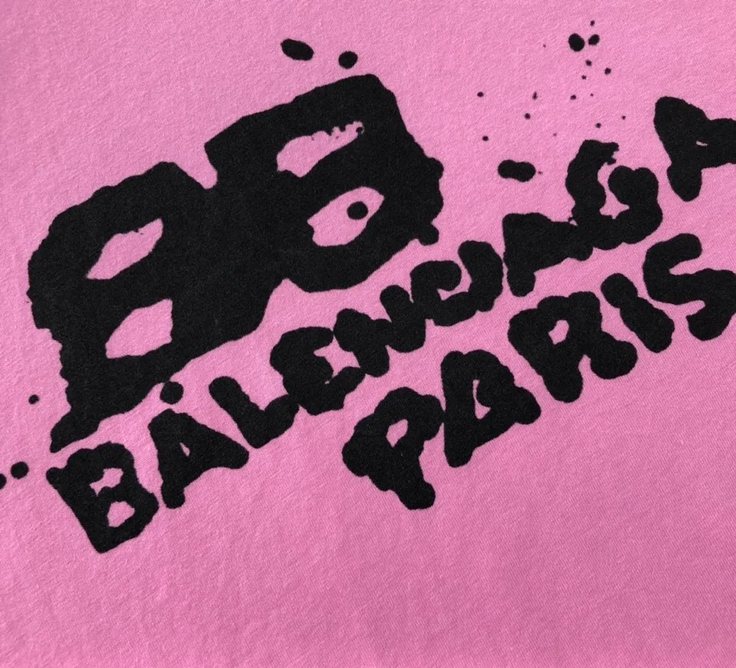 [New arrival] The top tested version of BALENCIAGA 23SS with graffiti letters for male and female couples, the same style pure cotton loose short-sleeved T-shirt. Super iconic colorful brand logo printed pattern. It is fresh and comfortable to match with sports shoes. Suitable for shopping and dating. When layered, it will look like a blogger. Low-key and tasteful. The original fabric is 280G, double-ply and double-yarn pure cotton fabric! Threads are custom-woven and dyed, no color difference, no pressure in and out of the counter, through-the-shoulder strapping process, increased washing life of clothes, no deformation, high-version digital printing process, no fading, bright colors, the same style as Internet celebrity stars, regardless of age, body shape, gender, super eye-catching, extremely fashionable, very comfortable to the touch, super texture, fashionable and individual, super versatile and good-looking, a must-have, better for couples Customized collar labels are washed, 100% different from fake versions on the market!  Color: Pink White Black Charcoal Gray Size: XS-L P:260