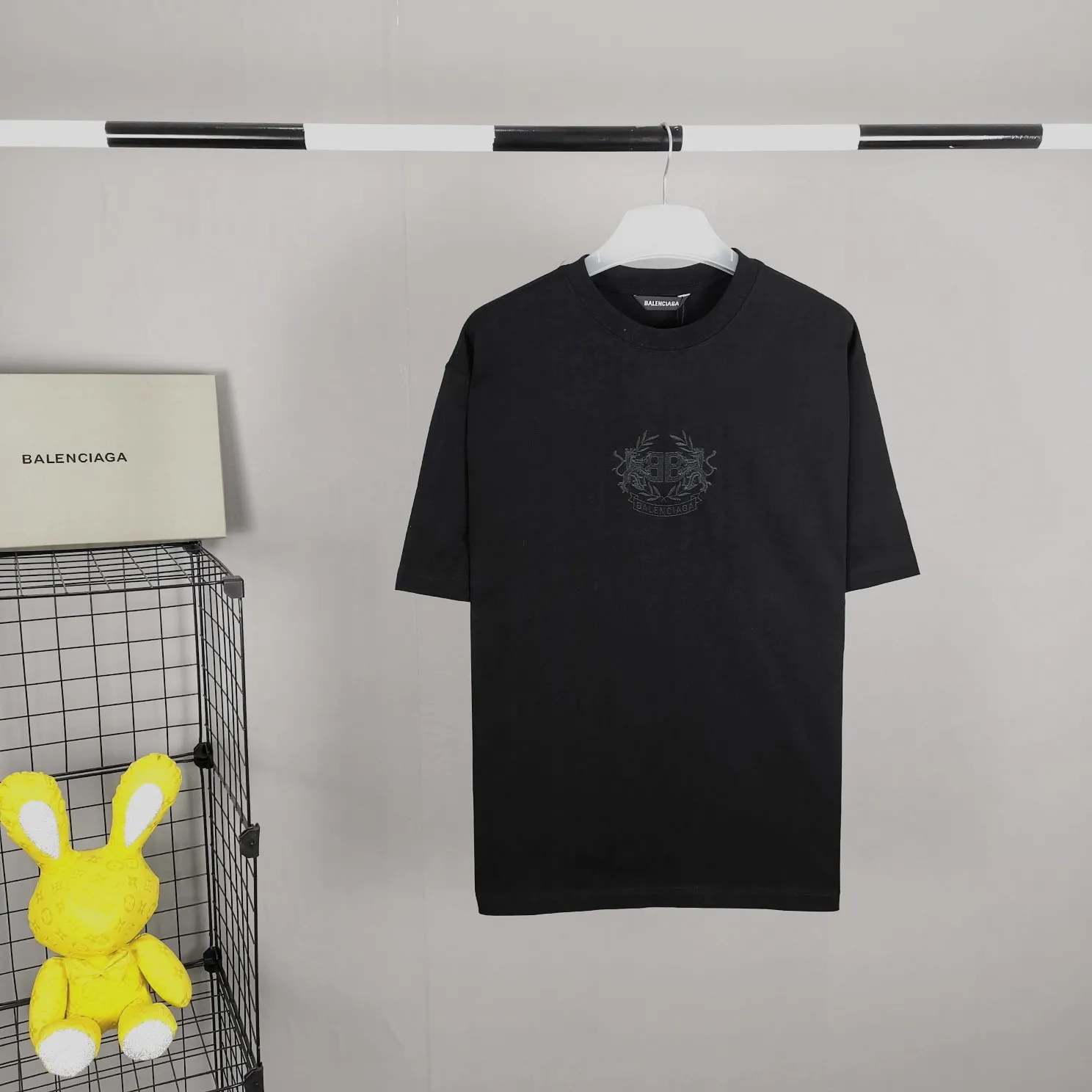 BALENCIAGA Balenciaga Lion Laurel Elf Embroidered Pure Cotton Loose, Breathable and Sweat-Absorbent Fashion Brand Short Sleeves for Male and Female Couples. Everyone has seen this powerful and domineering print. As a Parisian fan, you must buy one for your collection. This printing uses embroidery technology, and the focus is on the principles of materials and machines. Produced by Tajima embroidery imported from Japan. Secondly, the products we use are IOS certified products and are absolutely environmentally friendly and harmless. Never use cheap products that are harmful to the human body!  Color: black (only white has luminous effect) Size: XS-L P:250