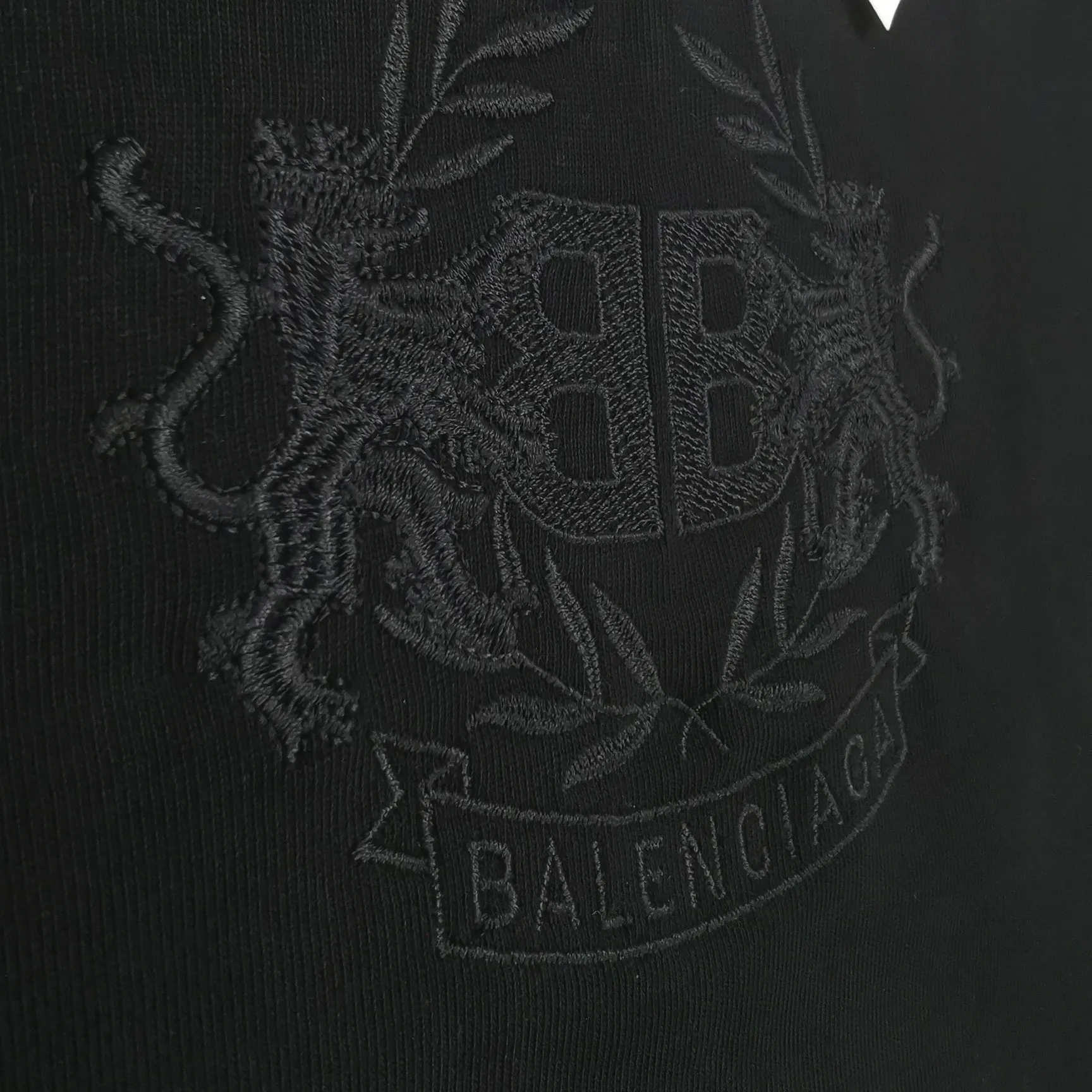 BALENCIAGA Balenciaga Lion Laurel Elf Embroidered Pure Cotton Loose, Breathable and Sweat-Absorbent Fashion Brand Short Sleeves for Male and Female Couples. Everyone has seen this powerful and domineering print. As a Parisian fan, you must buy one for your collection. This printing uses embroidery technology, and the focus is on the principles of materials and machines. Produced by Tajima embroidery imported from Japan. Secondly, the products we use are IOS certified products and are absolutely environmentally friendly and harmless. Never use cheap products that are harmful to the human body!  Color: black (only white has luminous effect) Size: XS-L P:250