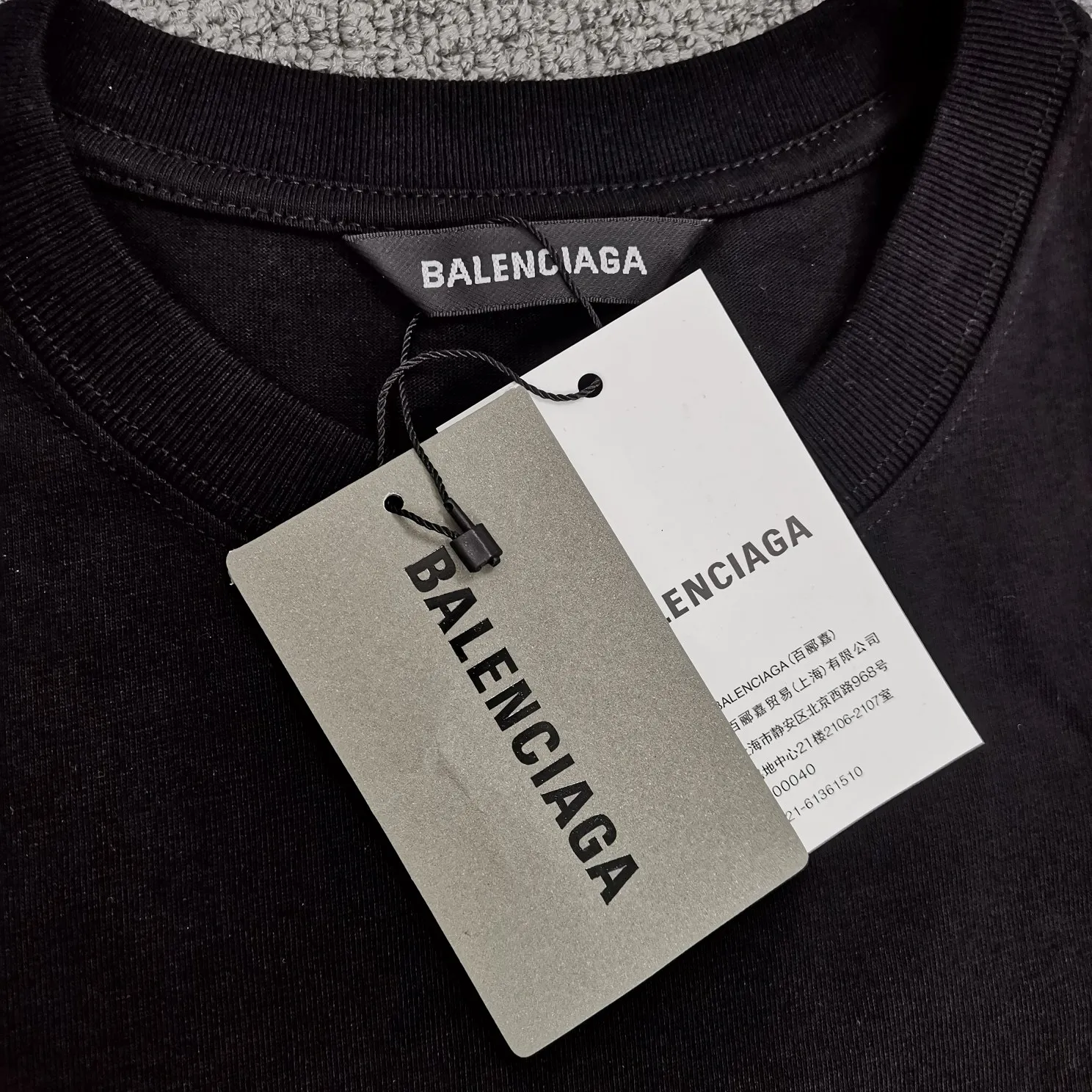 BALENCIAGA Balenciaga Lion Laurel Elf Embroidered Pure Cotton Loose, Breathable and Sweat-Absorbent Fashion Brand Short Sleeves for Male and Female Couples. Everyone has seen this powerful and domineering print. As a Parisian fan, you must buy one for your collection. This printing uses embroidery technology, and the focus is on the principles of materials and machines. Produced by Tajima embroidery imported from Japan. Secondly, the products we use are IOS certified products and are absolutely environmentally friendly and harmless. Never use cheap products that are harmful to the human body!  Color: black (only white has luminous effect) Size: XS-L P:250