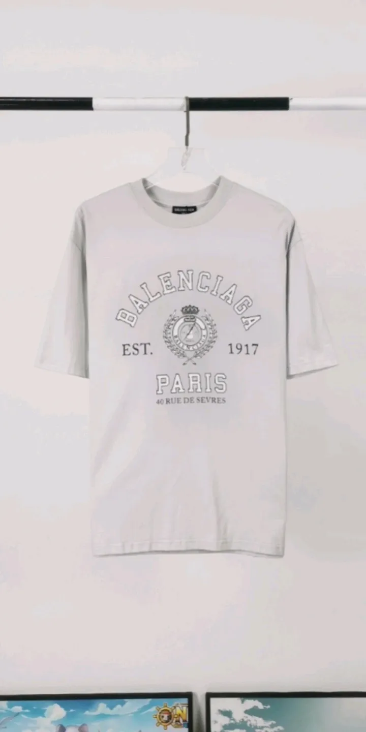Real shot of the video————New top-notch proven version BALENCIAGA Paris designer 2022 spring and summer style Crown Wheat 1917 letters cracked printed short shaft T-shirt for men and women, the same style, huge cost single product. In terms of fabric alone, 26S 280g double-ply double-yarn plain cotton fabric, plus the fabric needs to be pre-shrunk in advance and then fried and aged, is enough to drink a pot! The printing uses Kornit digital direct injection cracking process. Because it is glued, there is no need to worry about the printing falling off if it bursts. A full set of customized accessories, synchronized at the counter, and consistent coding. Color: washed black white gray Size: XS-L P:280