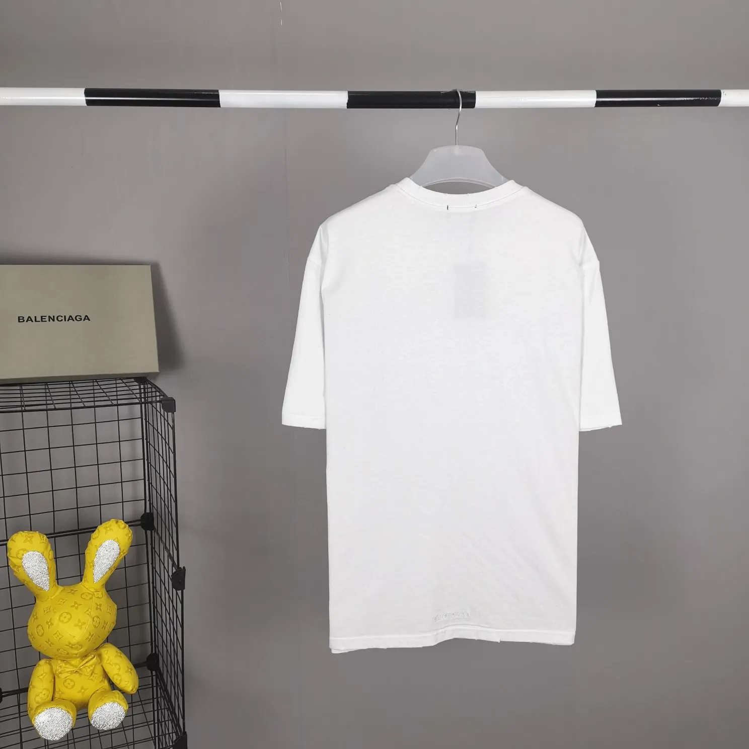 The strongest Balenciaga/Balenciaga Heavy Industry washed Hulk Marvel joint short-sleeved fabric is made of double yarn plain weave, 280g sweatshirt fabric; matched with 32S/1*2 fine cotton double yarn 1*1 rib, washed environmentally friendly dyed fabric, and the threads are in the same vat with no color difference.  The front printed green giant uses water-wash printing technology; it is made of imported environmentally friendly glue material (no odor) and mechanized printing technology. Mechanical printing has high precision, the positioning accuracy can reach ±0.02mm, the quality is stable, and the printing quality is clear, just like the photo. The body is washed and frayed and embroidered elements are added, which greatly increases the interest of the clothing; it has a unique visual effect. The special washing effect creates a unique aged effect. A unisex style that blurs the boundaries, with a classic dropped shoulder and oversize silhouette, and a loose and casual upper body. Color: Black Size: XS-L P:260