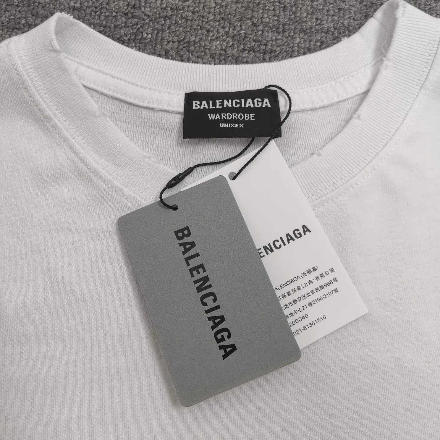 The strongest Balenciaga/Balenciaga Heavy Industry washed Hulk Marvel joint short-sleeved fabric is made of double yarn plain weave, 280g sweatshirt fabric; matched with 32S/1*2 fine cotton double yarn 1*1 rib, washed environmentally friendly dyed fabric, and the threads are in the same vat with no color difference.  The front printed green giant uses water-wash printing technology; it is made of imported environmentally friendly glue material (no odor) and mechanized printing technology. Mechanical printing has high precision, the positioning accuracy can reach ±0.02mm, the quality is stable, and the printing quality is clear, just like the photo. The body is washed and frayed and embroidered elements are added, which greatly increases the interest of the clothing; it has a unique visual effect. The special washing effect creates a unique aged effect. A unisex style that blurs the boundaries, with a classic dropped shoulder and oversize silhouette, and a loose and casual upper body. Color: Black Size: XS-L P:260