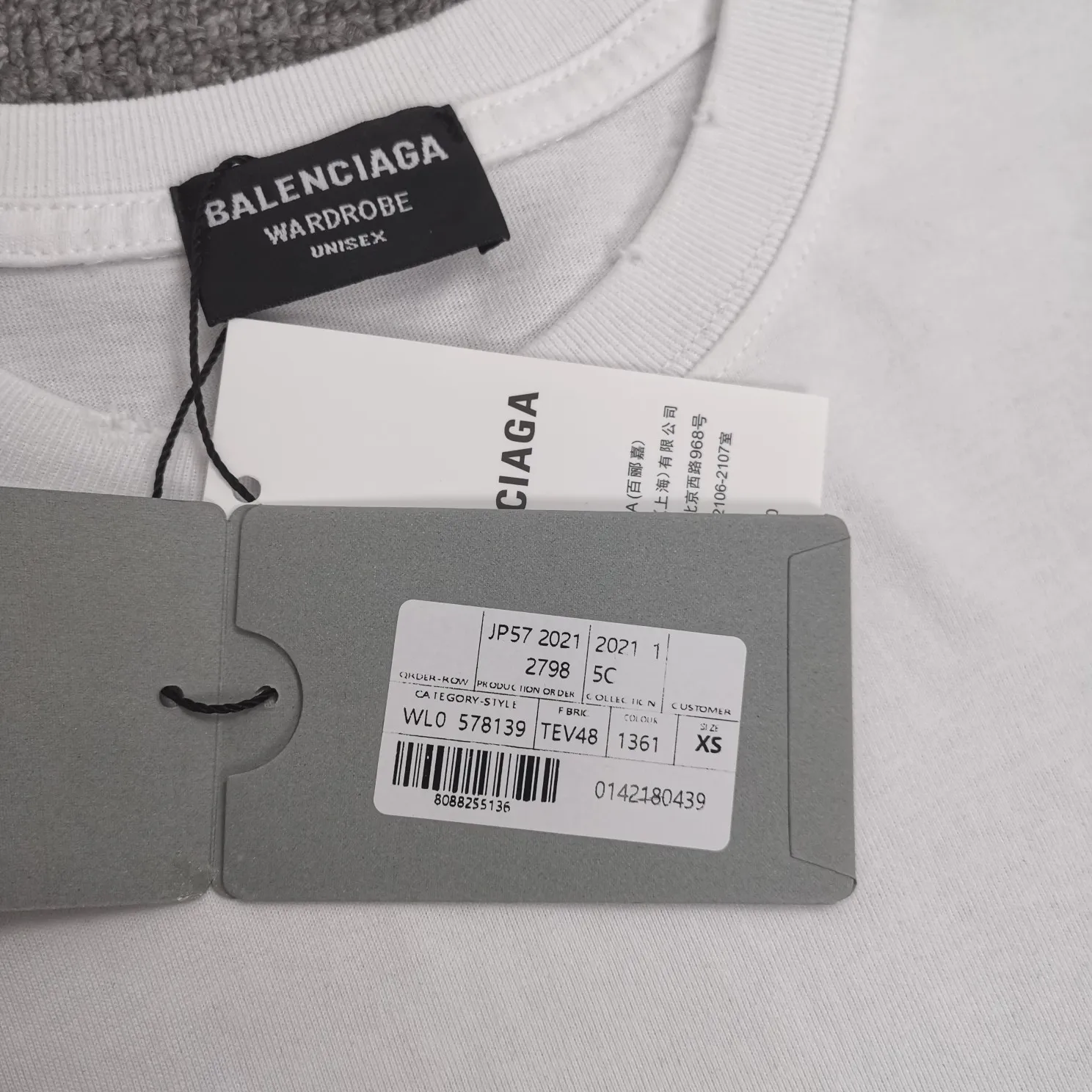The strongest Balenciaga/Balenciaga Heavy Industry washed Hulk Marvel joint short-sleeved fabric is made of double yarn plain weave, 280g sweatshirt fabric; matched with 32S/1*2 fine cotton double yarn 1*1 rib, washed environmentally friendly dyed fabric, and the threads are in the same vat with no color difference.  The front printed green giant uses water-wash printing technology; it is made of imported environmentally friendly glue material (no odor) and mechanized printing technology. Mechanical printing has high precision, the positioning accuracy can reach ±0.02mm, the quality is stable, and the printing quality is clear, just like the photo. The body is washed and frayed and embroidered elements are added, which greatly increases the interest of the clothing; it has a unique visual effect. The special washing effect creates a unique aged effect. A unisex style that blurs the boundaries, with a classic dropped shoulder and oversize silhouette, and a loose and casual upper body. Color: Black Size: XS-L P:260