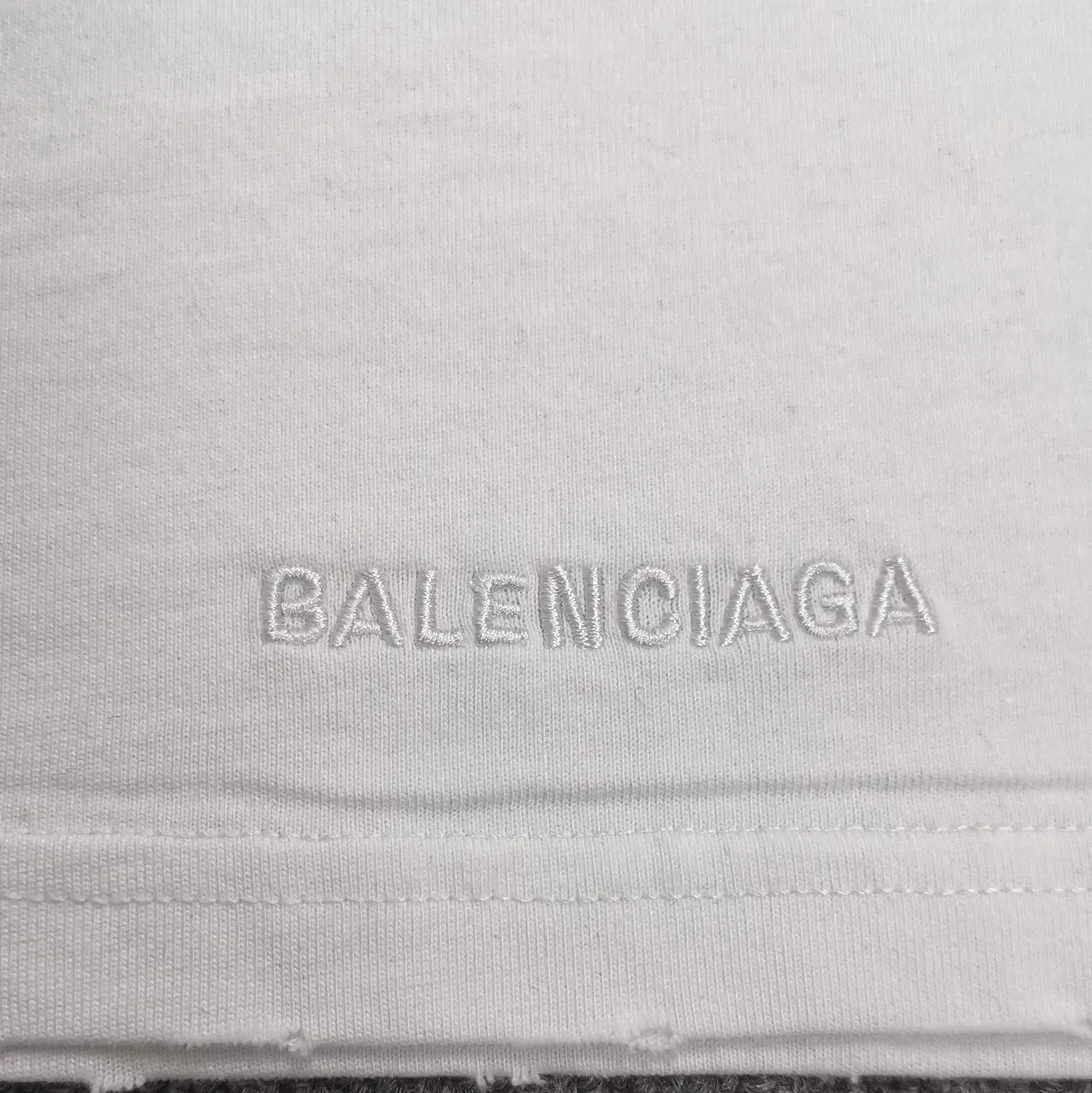 The strongest Balenciaga/Balenciaga Heavy Industry washed Hulk Marvel joint short-sleeved fabric is made of double yarn plain weave, 280g sweatshirt fabric; matched with 32S/1*2 fine cotton double yarn 1*1 rib, washed environmentally friendly dyed fabric, and the threads are in the same vat with no color difference.  The front printed green giant uses water-wash printing technology; it is made of imported environmentally friendly glue material (no odor) and mechanized printing technology. Mechanical printing has high precision, the positioning accuracy can reach ±0.02mm, the quality is stable, and the printing quality is clear, just like the photo. The body is washed and frayed and embroidered elements are added, which greatly increases the interest of the clothing; it has a unique visual effect. The special washing effect creates a unique aged effect. A unisex style that blurs the boundaries, with a classic dropped shoulder and oversize silhouette, and a loose and casual upper body. Color: Black Size: XS-L P:260