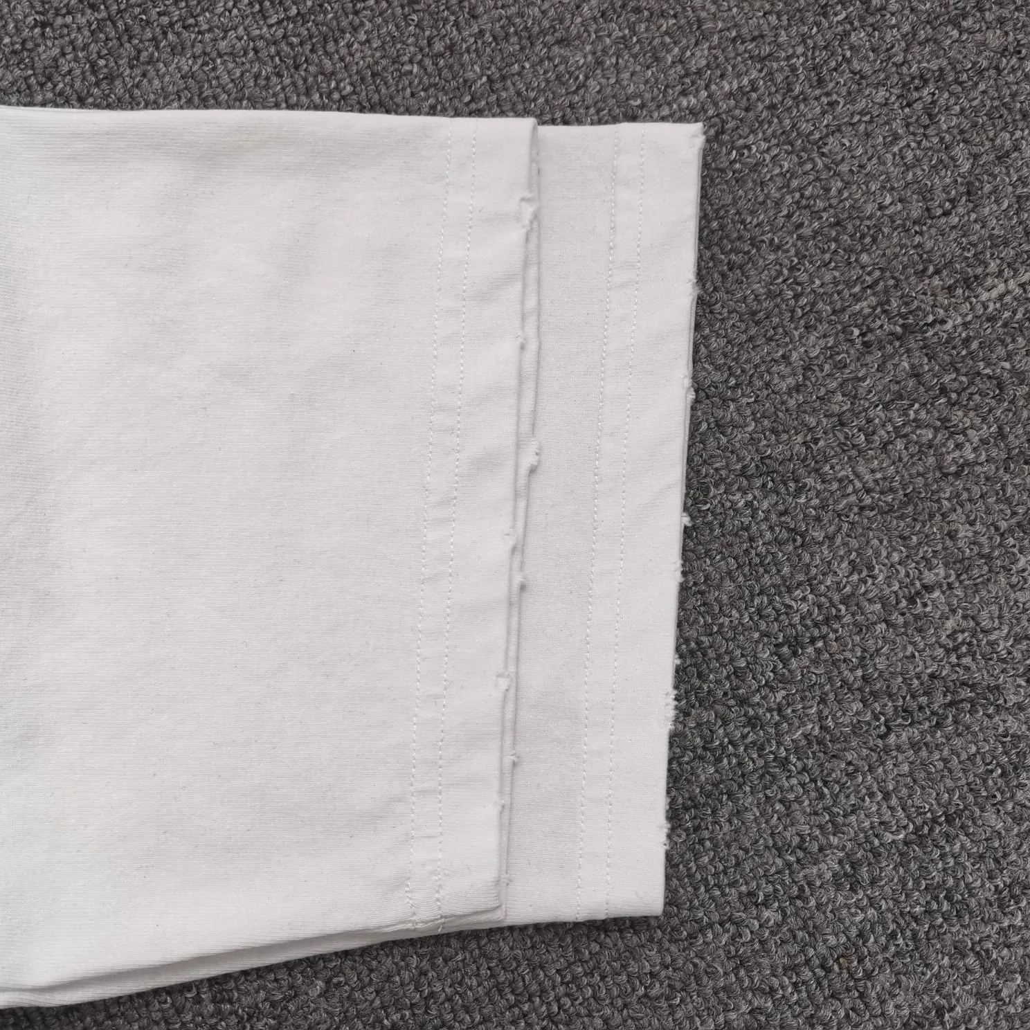 The strongest Balenciaga/Balenciaga Heavy Industry washed Hulk Marvel joint short-sleeved fabric is made of double yarn plain weave, 280g sweatshirt fabric; matched with 32S/1*2 fine cotton double yarn 1*1 rib, washed environmentally friendly dyed fabric, and the threads are in the same vat with no color difference.  The front printed green giant uses water-wash printing technology; it is made of imported environmentally friendly glue material (no odor) and mechanized printing technology. Mechanical printing has high precision, the positioning accuracy can reach ±0.02mm, the quality is stable, and the printing quality is clear, just like the photo. The body is washed and frayed and embroidered elements are added, which greatly increases the interest of the clothing; it has a unique visual effect. The special washing effect creates a unique aged effect. A unisex style that blurs the boundaries, with a classic dropped shoulder and oversize silhouette, and a loose and casual upper body. Color: Black Size: XS-L P:260