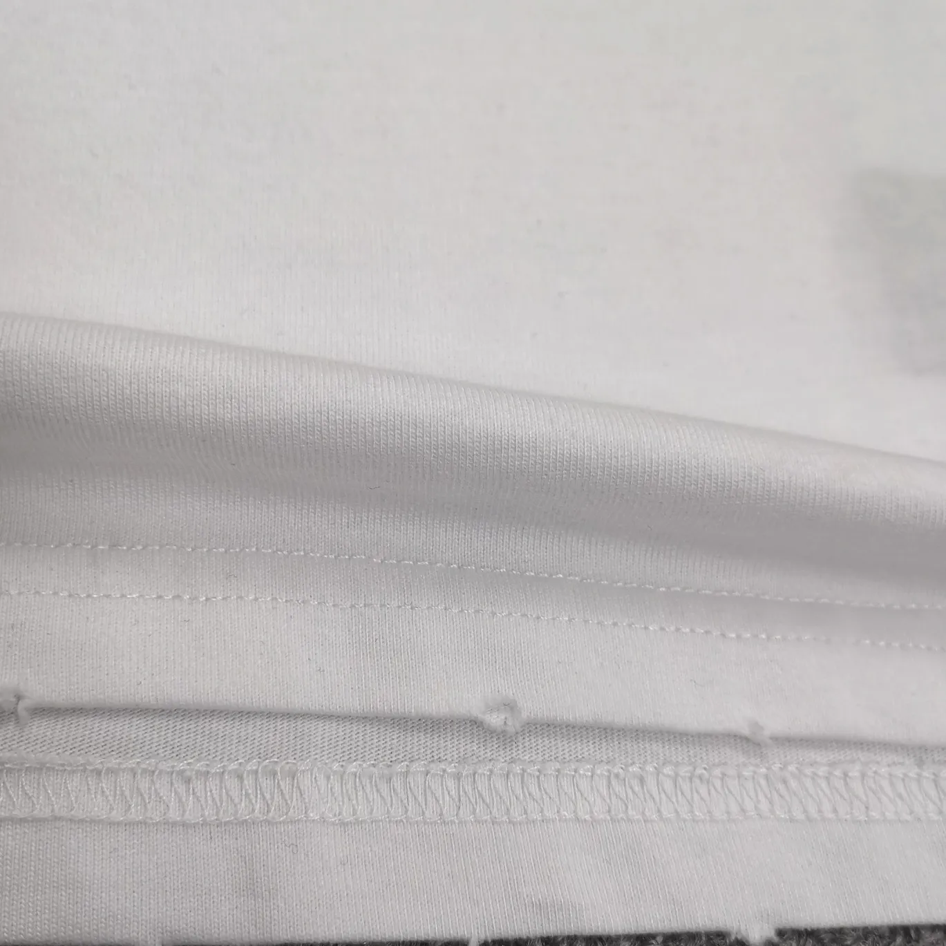 The strongest Balenciaga/Balenciaga Heavy Industry washed Hulk Marvel joint short-sleeved fabric is made of double yarn plain weave, 280g sweatshirt fabric; matched with 32S/1*2 fine cotton double yarn 1*1 rib, washed environmentally friendly dyed fabric, and the threads are in the same vat with no color difference.  The front printed green giant uses water-wash printing technology; it is made of imported environmentally friendly glue material (no odor) and mechanized printing technology. Mechanical printing has high precision, the positioning accuracy can reach ±0.02mm, the quality is stable, and the printing quality is clear, just like the photo. The body is washed and frayed and embroidered elements are added, which greatly increases the interest of the clothing; it has a unique visual effect. The special washing effect creates a unique aged effect. A unisex style that blurs the boundaries, with a classic dropped shoulder and oversize silhouette, and a loose and casual upper body. Color: Black Size: XS-L P:260