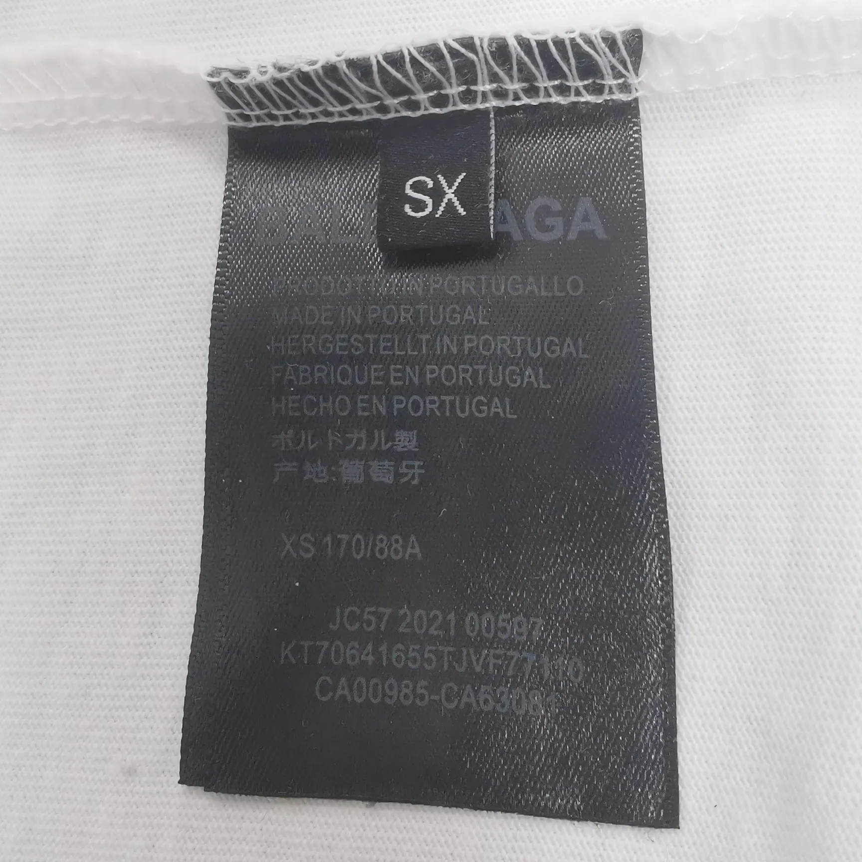 The strongest Balenciaga/Balenciaga Heavy Industry washed Hulk Marvel joint short-sleeved fabric is made of double yarn plain weave, 280g sweatshirt fabric; matched with 32S/1*2 fine cotton double yarn 1*1 rib, washed environmentally friendly dyed fabric, and the threads are in the same vat with no color difference.  The front printed green giant uses water-wash printing technology; it is made of imported environmentally friendly glue material (no odor) and mechanized printing technology. Mechanical printing has high precision, the positioning accuracy can reach ±0.02mm, the quality is stable, and the printing quality is clear, just like the photo. The body is washed and frayed and embroidered elements are added, which greatly increases the interest of the clothing; it has a unique visual effect. The special washing effect creates a unique aged effect. A unisex style that blurs the boundaries, with a classic dropped shoulder and oversize silhouette, and a loose and casual upper body. Color: Black Size: XS-L P:260