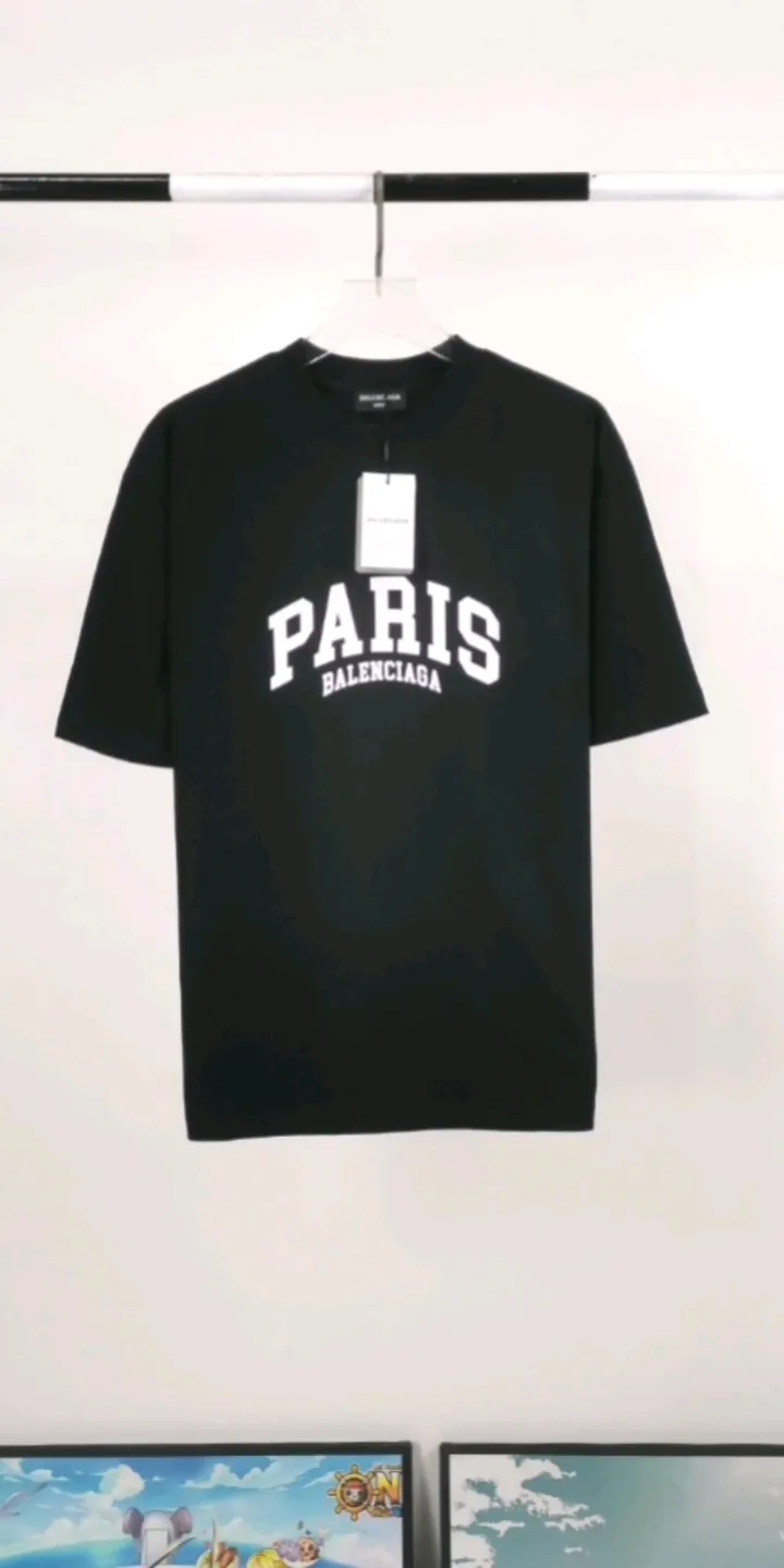 Real shot of the video - Balenciaga's PARIS printed chest-style pure cotton short-sleeved T-shirt for male and female couples stars. The fabric is made of 32S 260g combed cotton fabric, which is full of drape, comfortable and breathable. The printing is made of imported thick paste from the printing elliptical machine. It is full of thickness and restores the original printing thickness. The overall printing has no edging. Large products come with three standards + size sticker + dustproof paper with logo. Size: Xs-L. Color: White, Black, Pink. P: 240.