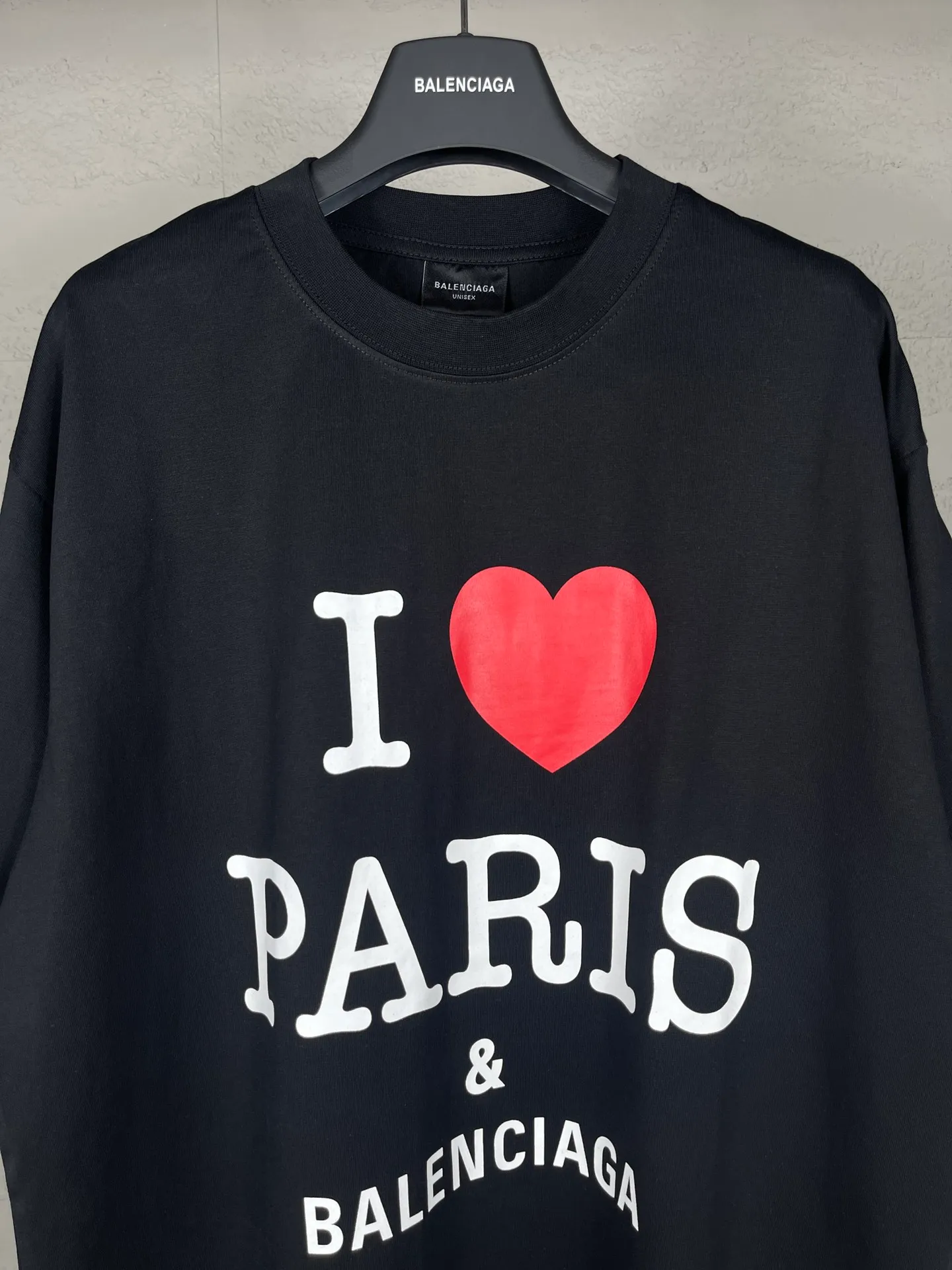 🅿️180 real photos [Top version. Official website quality] BALENCI*GA/Paris.SS24 latest model, front I Love Paris& Balenciaxx art printed short-sleeved T-shirt. Brick cabinet synchronization. Genuine product developed in the first time, happy to print and compare! The fabric is made of Paris ZP custom-woven and dyed cotton double yarn. Weighing 260 grams, the cloth surface is clean. The cloth pattern is clear, soft and comfortable. The threads are dyed with no color difference. The printing uses environmentally friendly imported materials. The letters are clear and the effect is three-dimensional. The version adopts OS loose shoulder design. Same style for men and women. Code: BL223395 Color: off-white, black, floral gray Size: XS S M L