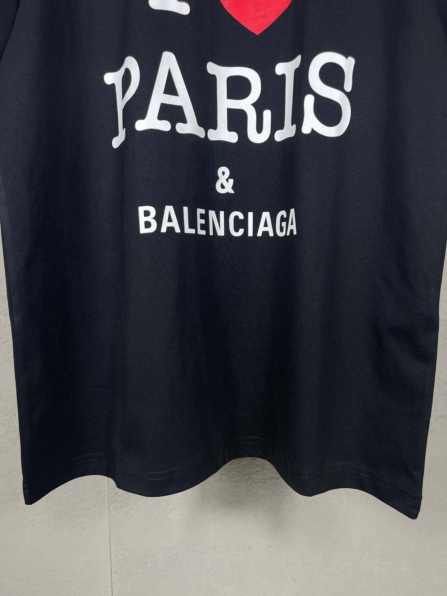🅿️180 real photos [Top version. Official website quality] BALENCI*GA/Paris.SS24 latest model, front I Love Paris& Balenciaxx art printed short-sleeved T-shirt. Brick cabinet synchronization. Genuine product developed in the first time, happy to print and compare! The fabric is made of Paris ZP custom-woven and dyed cotton double yarn. Weighing 260 grams, the cloth surface is clean. The cloth pattern is clear, soft and comfortable. The threads are dyed with no color difference. The printing uses environmentally friendly imported materials. The letters are clear and the effect is three-dimensional. The version adopts OS loose shoulder design. Same style for men and women. Code: BL223395 Color: off-white, black, floral gray Size: XS S M L
