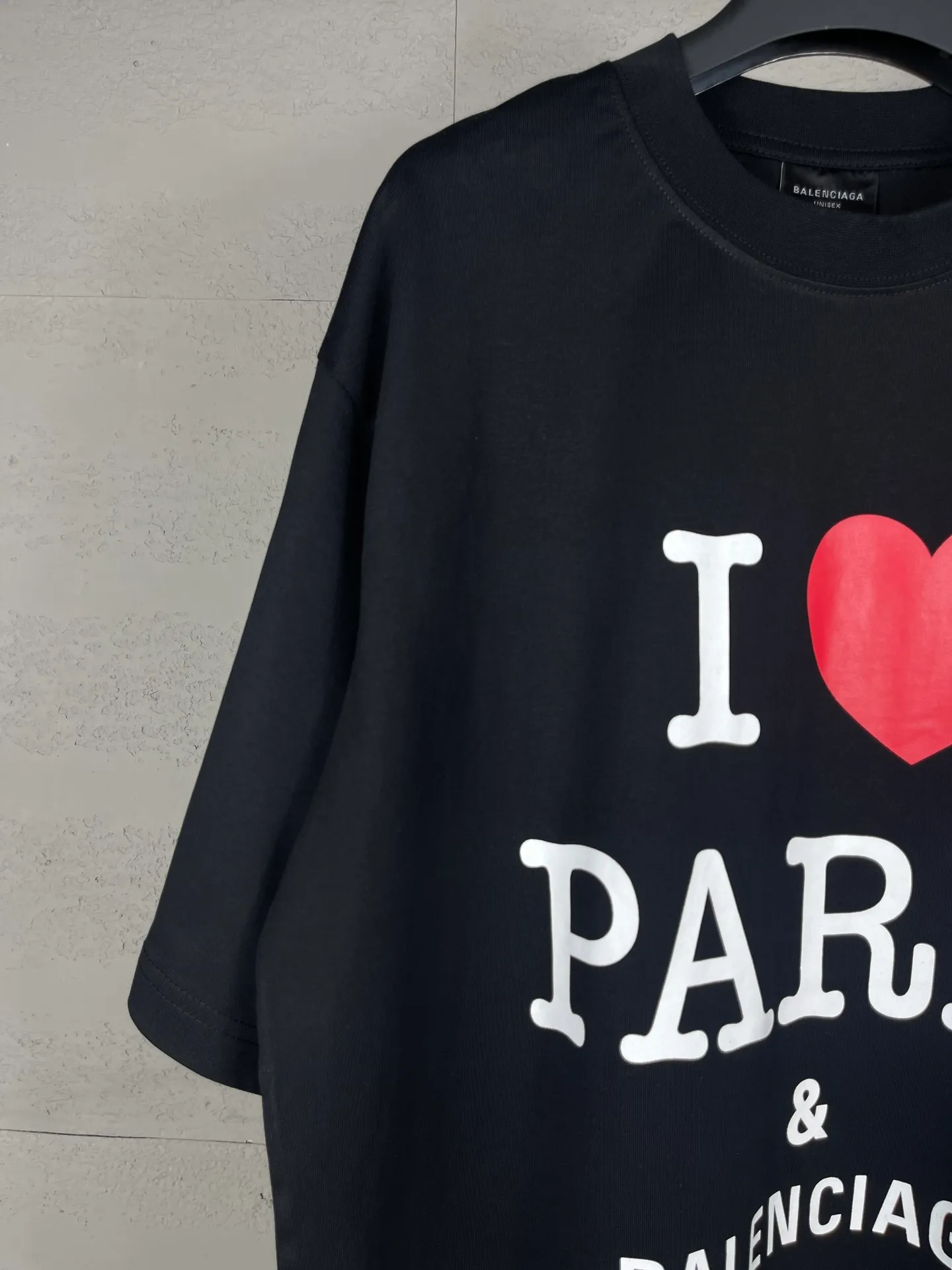 🅿️180 real photos [Top version. Official website quality] BALENCI*GA/Paris.SS24 latest model, front I Love Paris& Balenciaxx art printed short-sleeved T-shirt. Brick cabinet synchronization. Genuine product developed in the first time, happy to print and compare! The fabric is made of Paris ZP custom-woven and dyed cotton double yarn. Weighing 260 grams, the cloth surface is clean. The cloth pattern is clear, soft and comfortable. The threads are dyed with no color difference. The printing uses environmentally friendly imported materials. The letters are clear and the effect is three-dimensional. The version adopts OS loose shoulder design. Same style for men and women. Code: BL223395 Color: off-white, black, floral gray Size: XS S M L