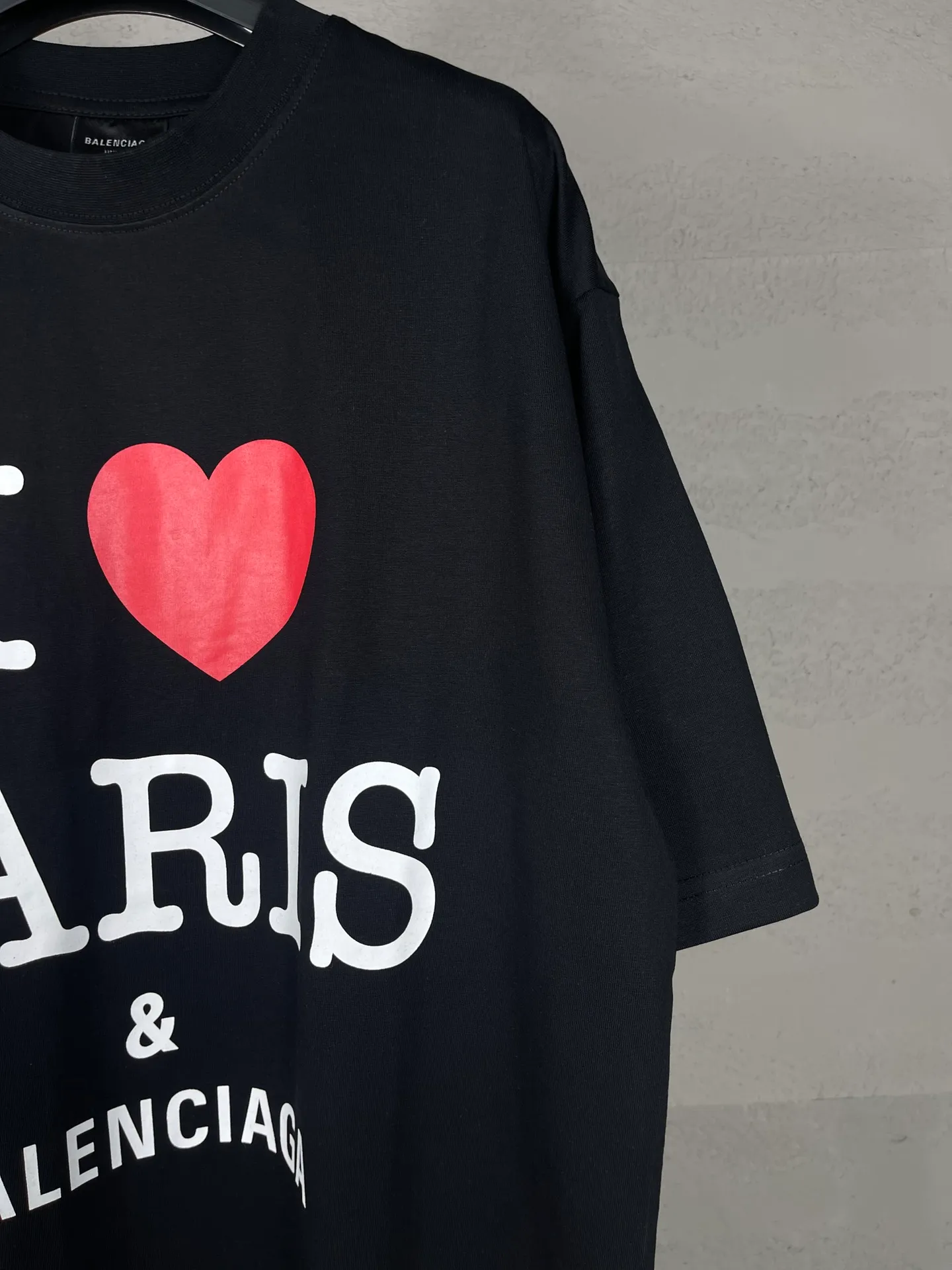 🅿️180 real photos [Top version. Official website quality] BALENCI*GA/Paris.SS24 latest model, front I Love Paris& Balenciaxx art printed short-sleeved T-shirt. Brick cabinet synchronization. Genuine product developed in the first time, happy to print and compare! The fabric is made of Paris ZP custom-woven and dyed cotton double yarn. Weighing 260 grams, the cloth surface is clean. The cloth pattern is clear, soft and comfortable. The threads are dyed with no color difference. The printing uses environmentally friendly imported materials. The letters are clear and the effect is three-dimensional. The version adopts OS loose shoulder design. Same style for men and women. Code: BL223395 Color: off-white, black, floral gray Size: XS S M L