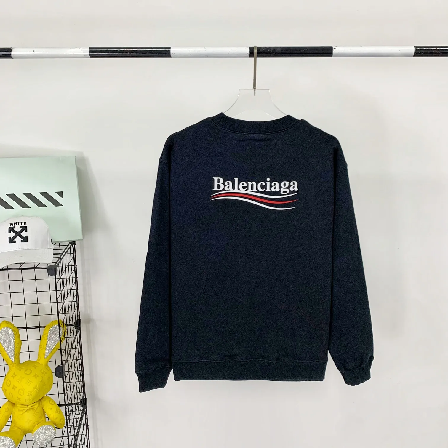 Spring and Autumn's top tested version of Balenciaga's classic Coke wave print round neck sweatshirt. ZP original version developed. 1:1 customized accessories. Packaging (including logo Sydney paper + new moderator mark + washing + hang tag). The entire sweatshirt is made of 460g pure cotton large terry, and the wet weight can reach 490, which is full of thickness. The printing uses the Israeli Kornit digital direct-injection process. The dye is added with 0.028 granular nano-plastics. When sprayed on the fabric, it has strong adhesion and is not afraid of strong washing and exposure (it is recommended to take care of the clothes), ensuring that the printing will not fall off after wearing. Customized washing, labeling, accessories, and hardware can reach professional standards. The threaded fabric of the whole garment comes from the same vat with 0 color difference. Color: Black Size: XS-L P:350